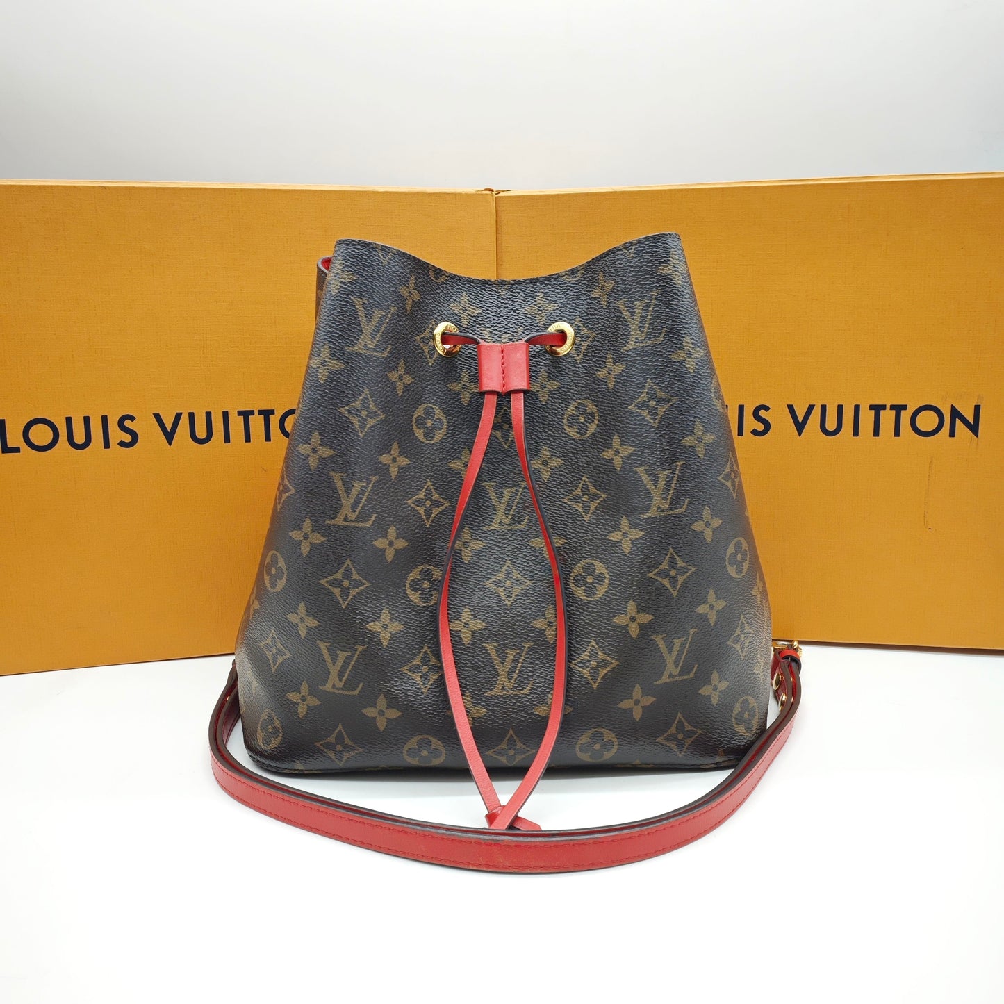 Louis Vuitton - Neonoe MM - Monogram coated canvas with cowhide leather trim - Brown with Red accents - (Medium)