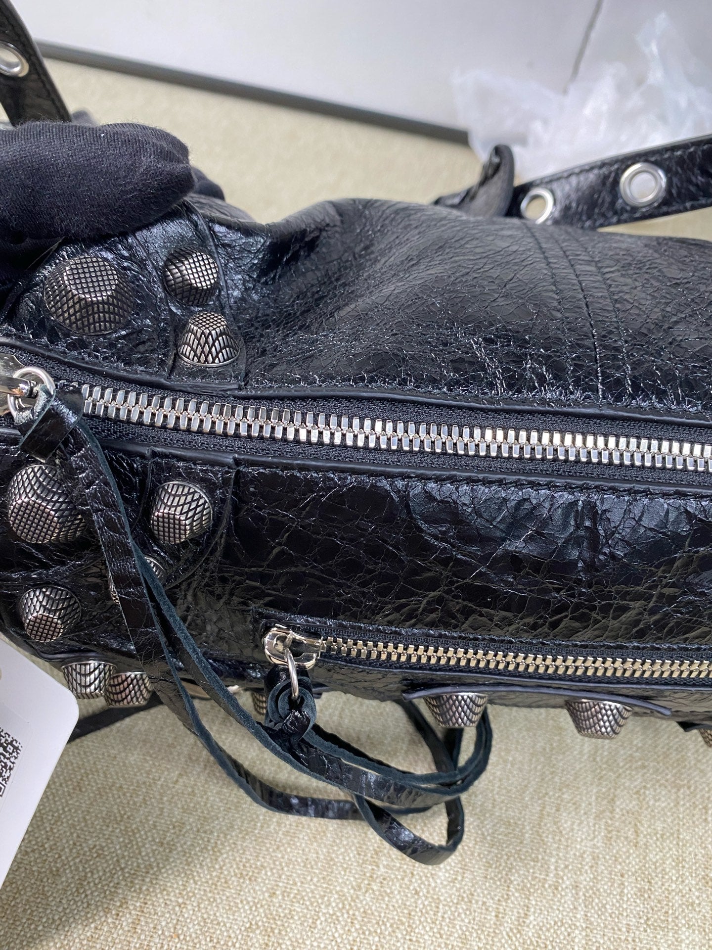 Balenciaga - Le Cagole Cylinder Bag - Cracked calfskin leather - Black - (small)
