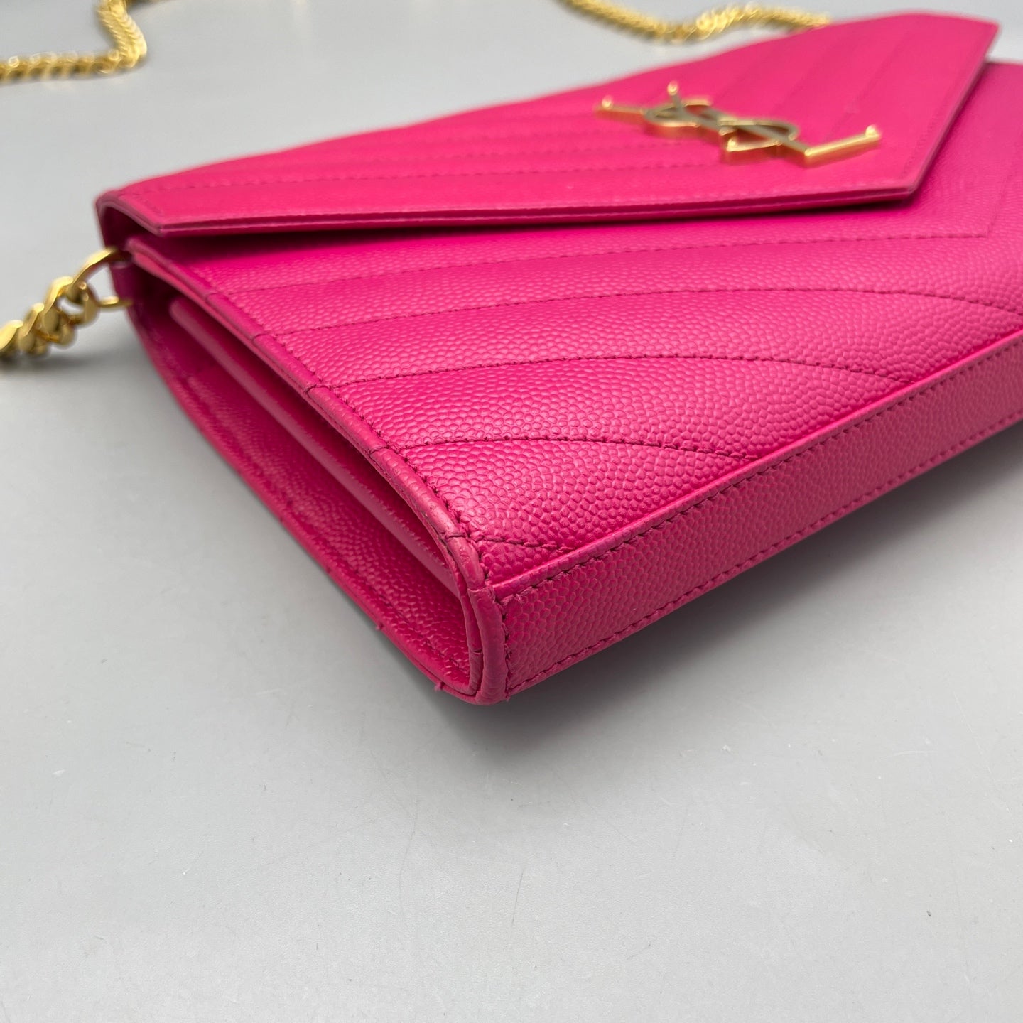 Saint Laurent - Monogram Envelope Wallet on Chain (WOC) - Grained calfskin leather - Fuchsia - (medium)