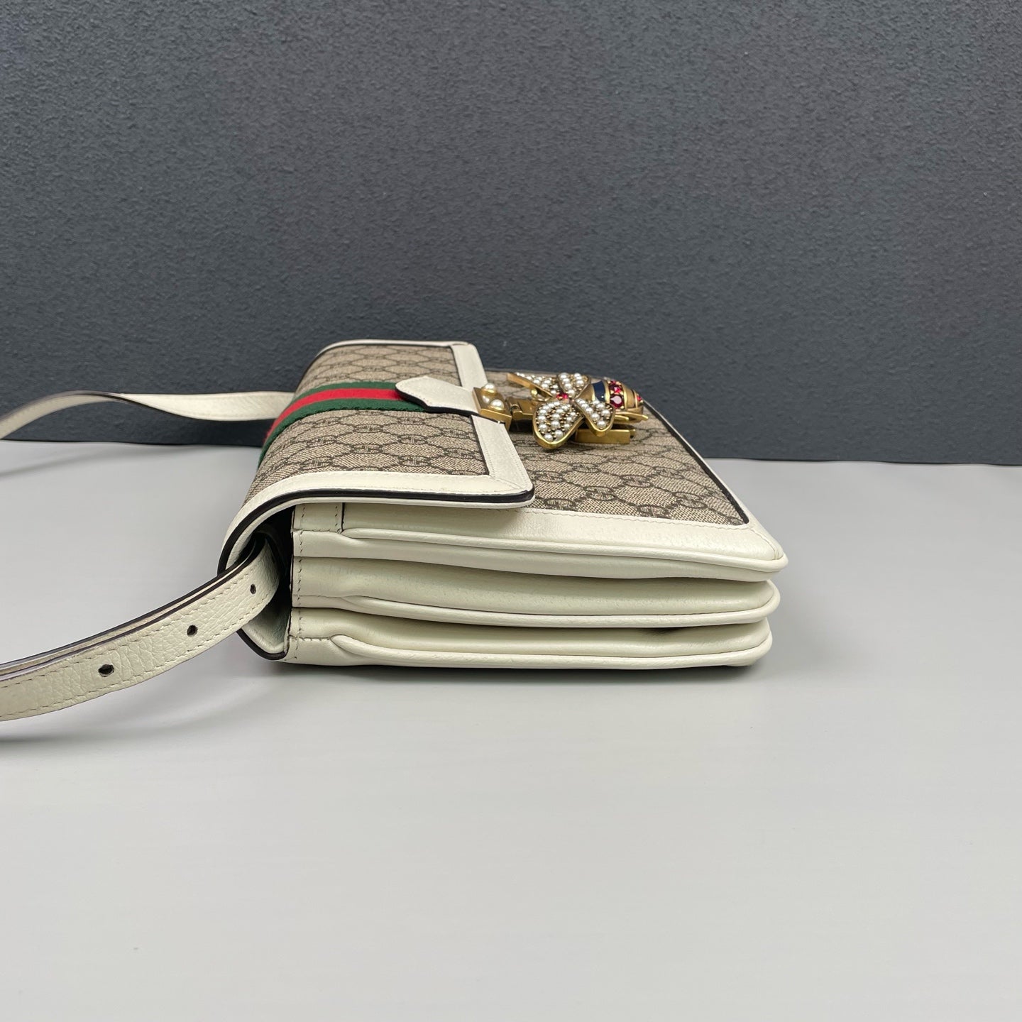 Gucci - Queen Margaret Bee Messenger Bag - GG Supreme coated canvas with grained leather trim - Beige and White with Red/Green Web Stripe - (medium)