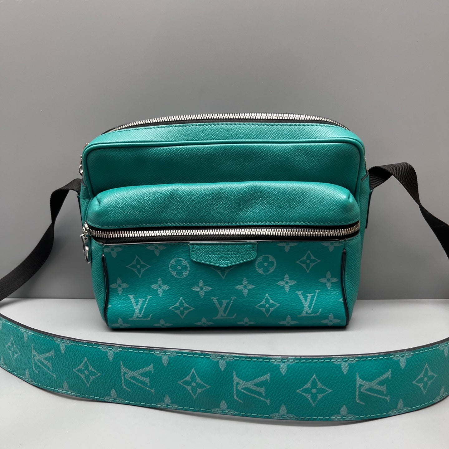 Louis Vuitton - Outdoor Messenger - Leather - Blue - (medium)