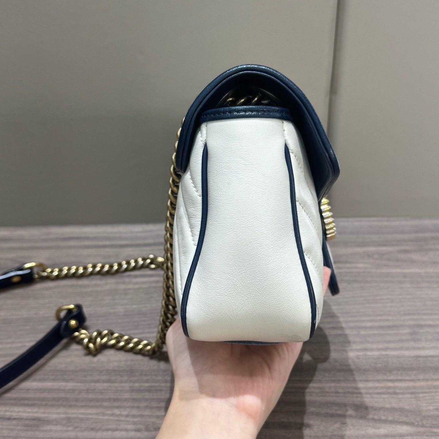 Gucci - GG Marmont Matelassé Shoulder Bag 26 - Leather - White with Navy Trim - (Medium)