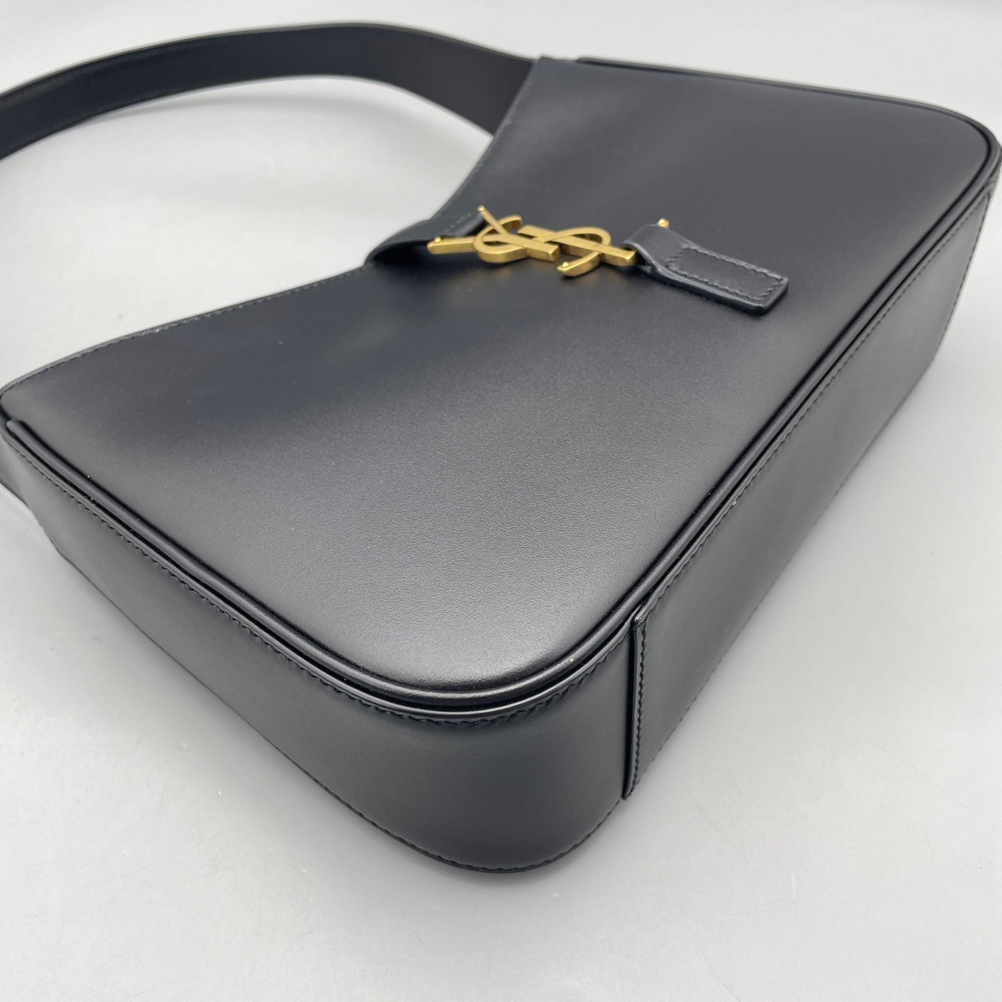 Saint Laurent - Hobo Bag - Leather - Black - (Medium)