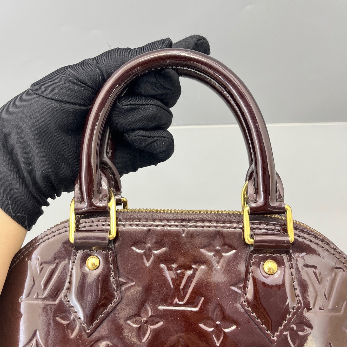 Louis Vuitton - Alma BB - Vernis patent leather with embossed monogram - Black Cherry - (Mini)