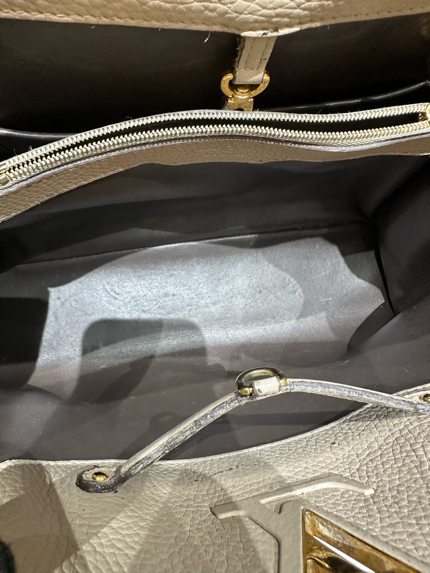 Louis Vuitton - Capucines GM - Taurillon leather - Grey with Gold-Tone Hardware - (Large)