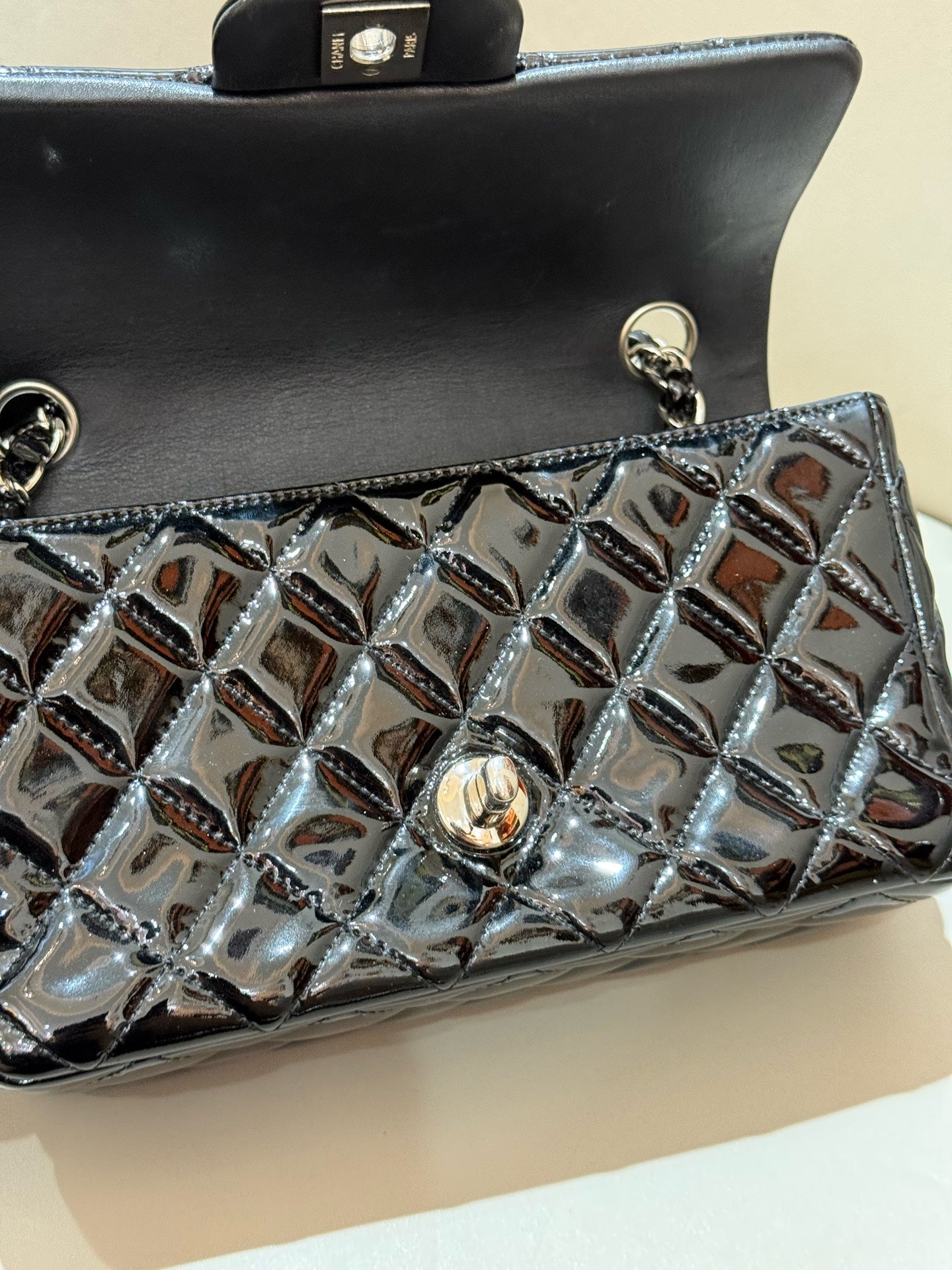 Chanel - Classic Flap Mini - Patent leather - Black - (mini)