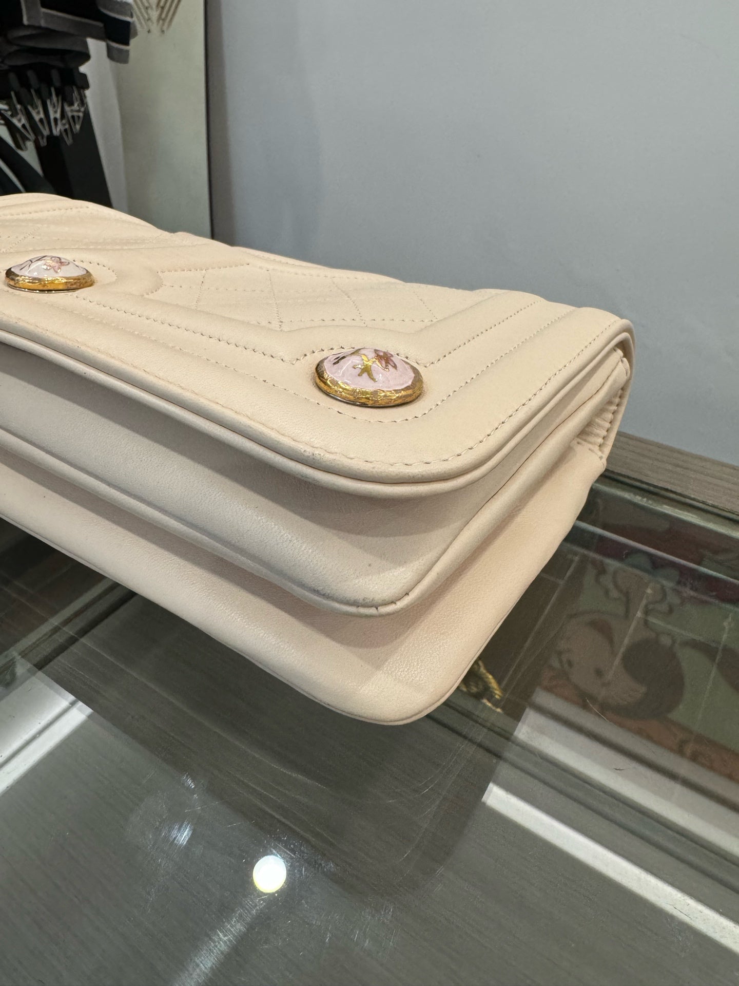 Chanel - Baroque Gemini Enamel Carved Chain Shoulder Bag - Leather - Pink - (Medium)