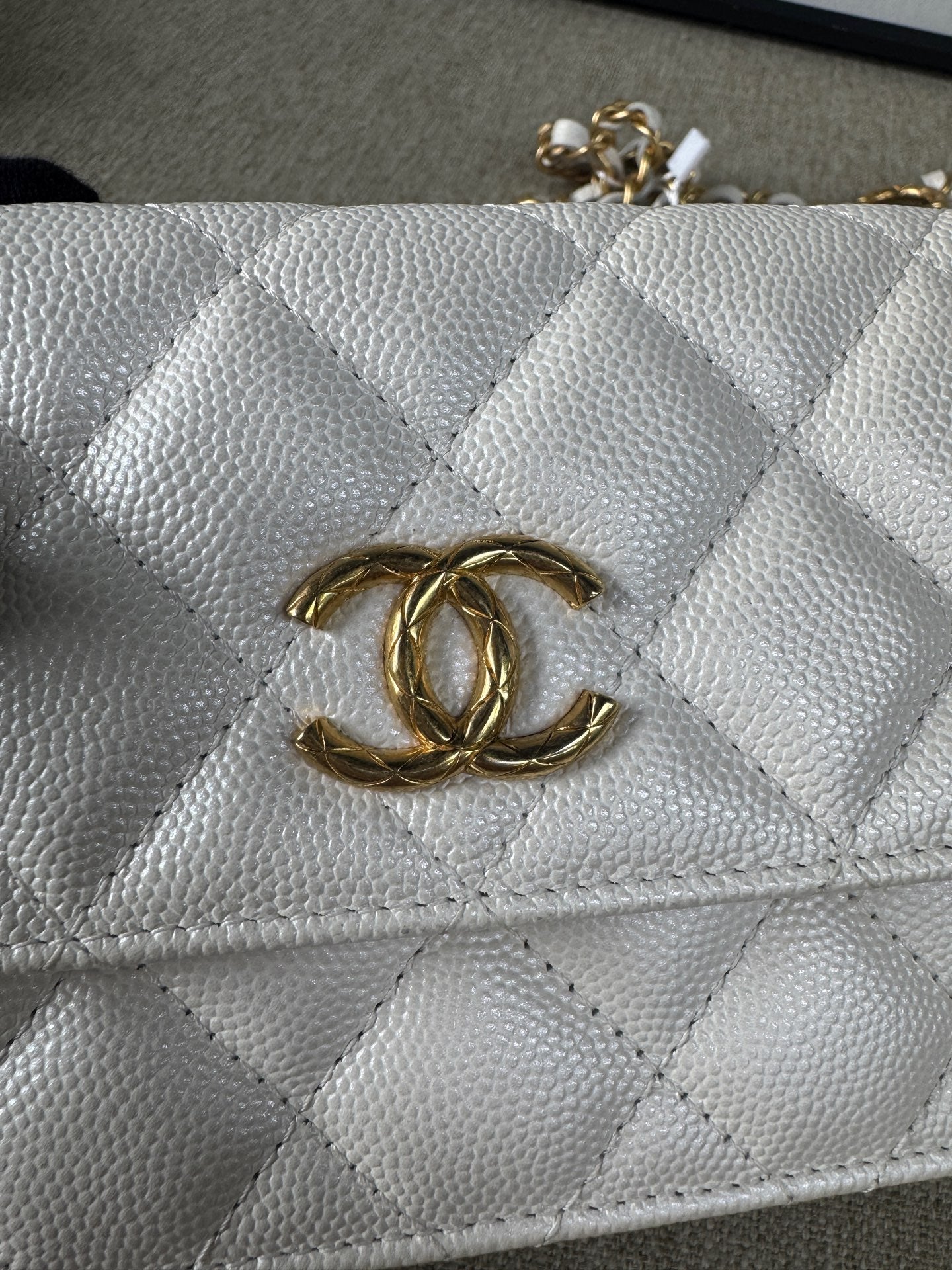 Chanel - Wallet on Chain (WOC) with Adjustable Chain - Pearlescent White Caviar leather - White - (Mini)