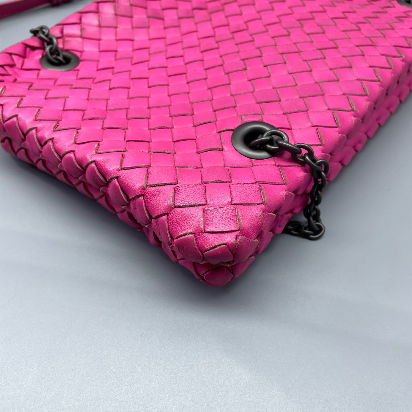 Bottega Veneta - Intrecciato Chain Shoulder Bag - Lambskin leather - Fuchsia - (medium)