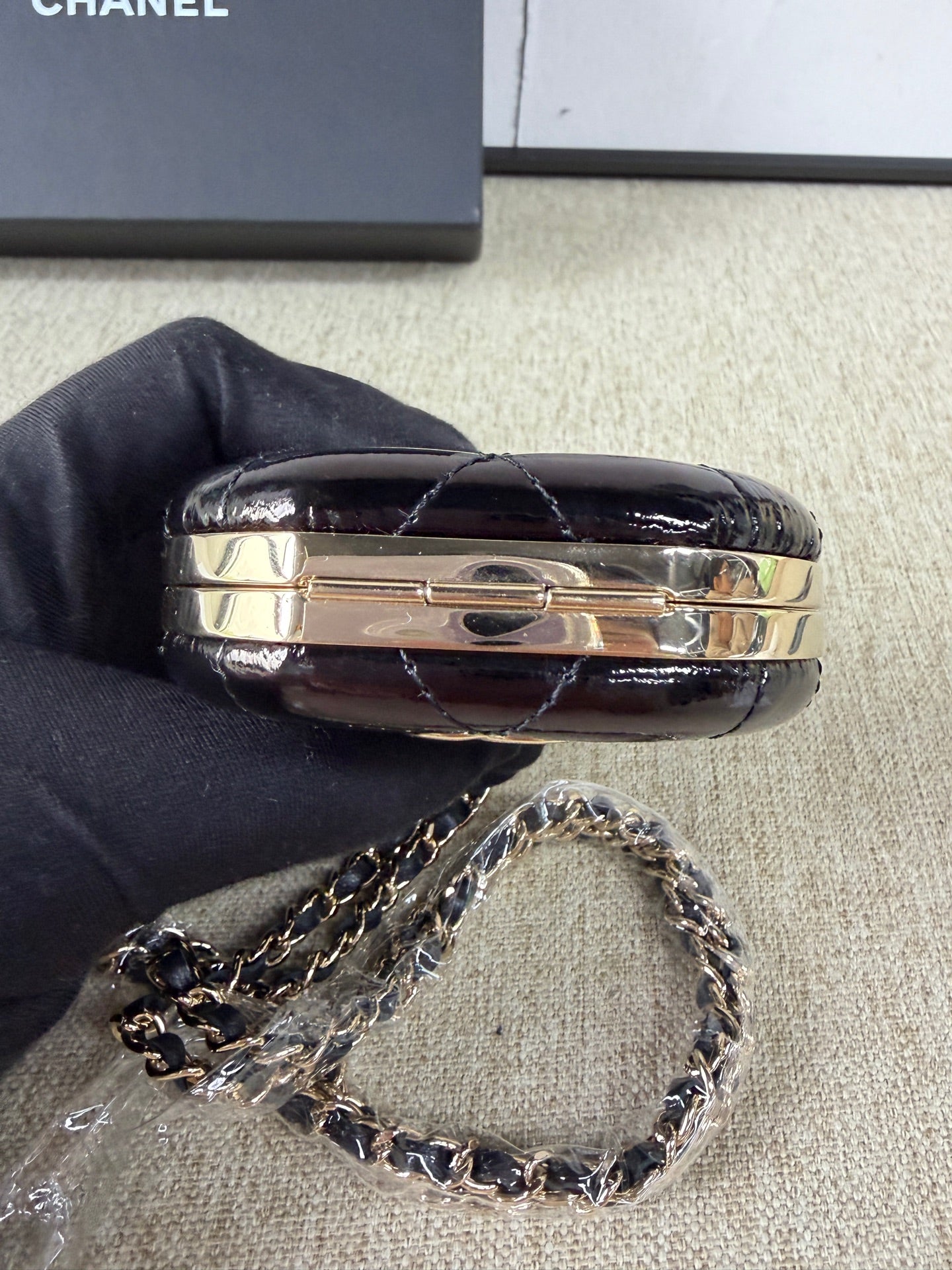 Chanel - Quilted Mirror Compact with Chain - Patent leather - Black - (Mini)