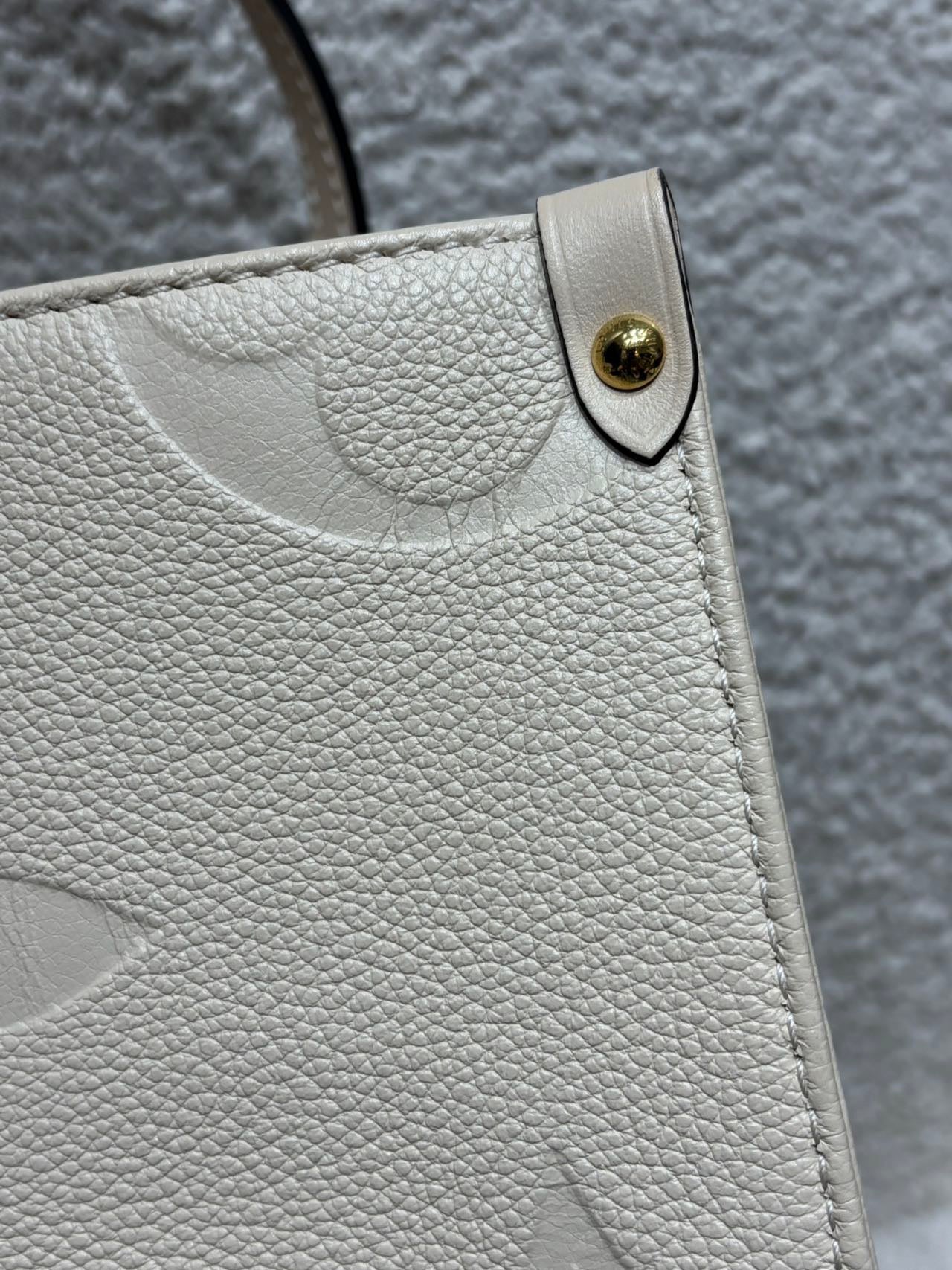 Louis Vuitton - Onthego MM - Embossed cowhide leather - Cream white - (medium)