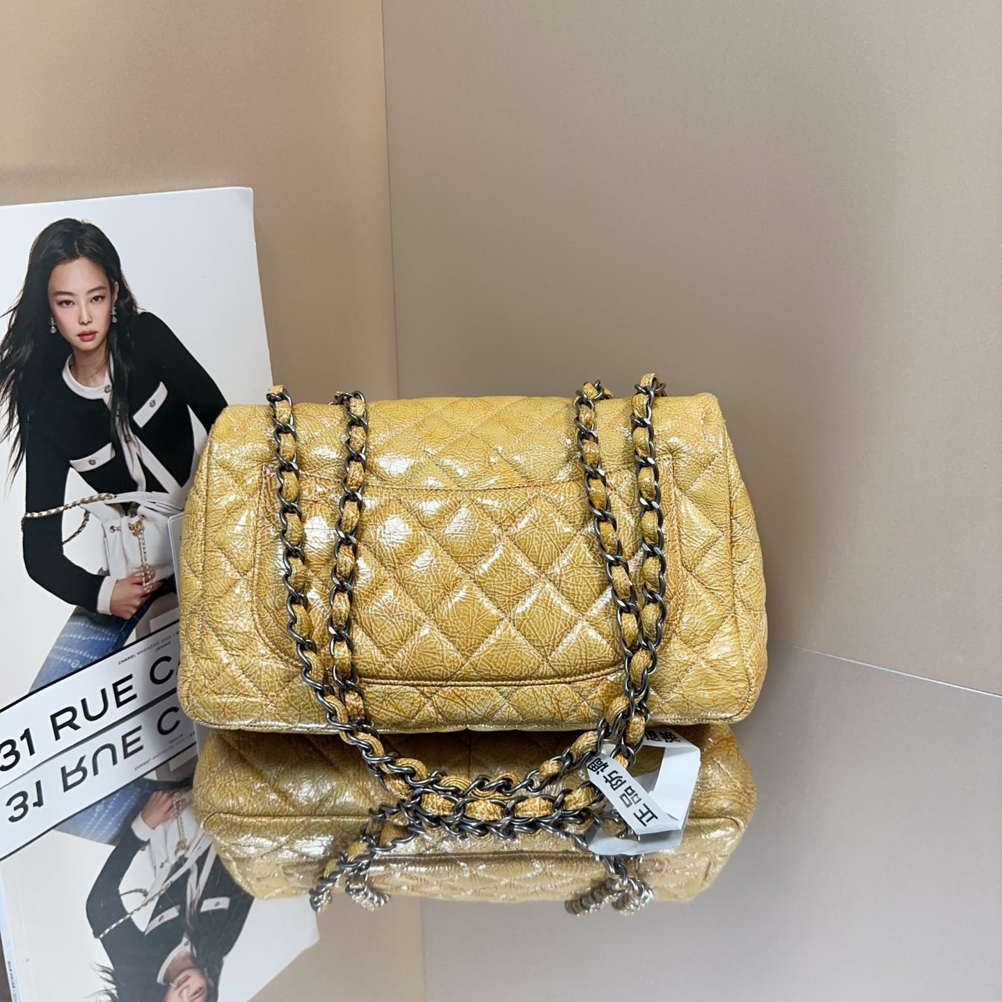 Chanel - Classic Flap Jumbo Single Flap - Distressed patent leather - Amber Yellow - (Large)