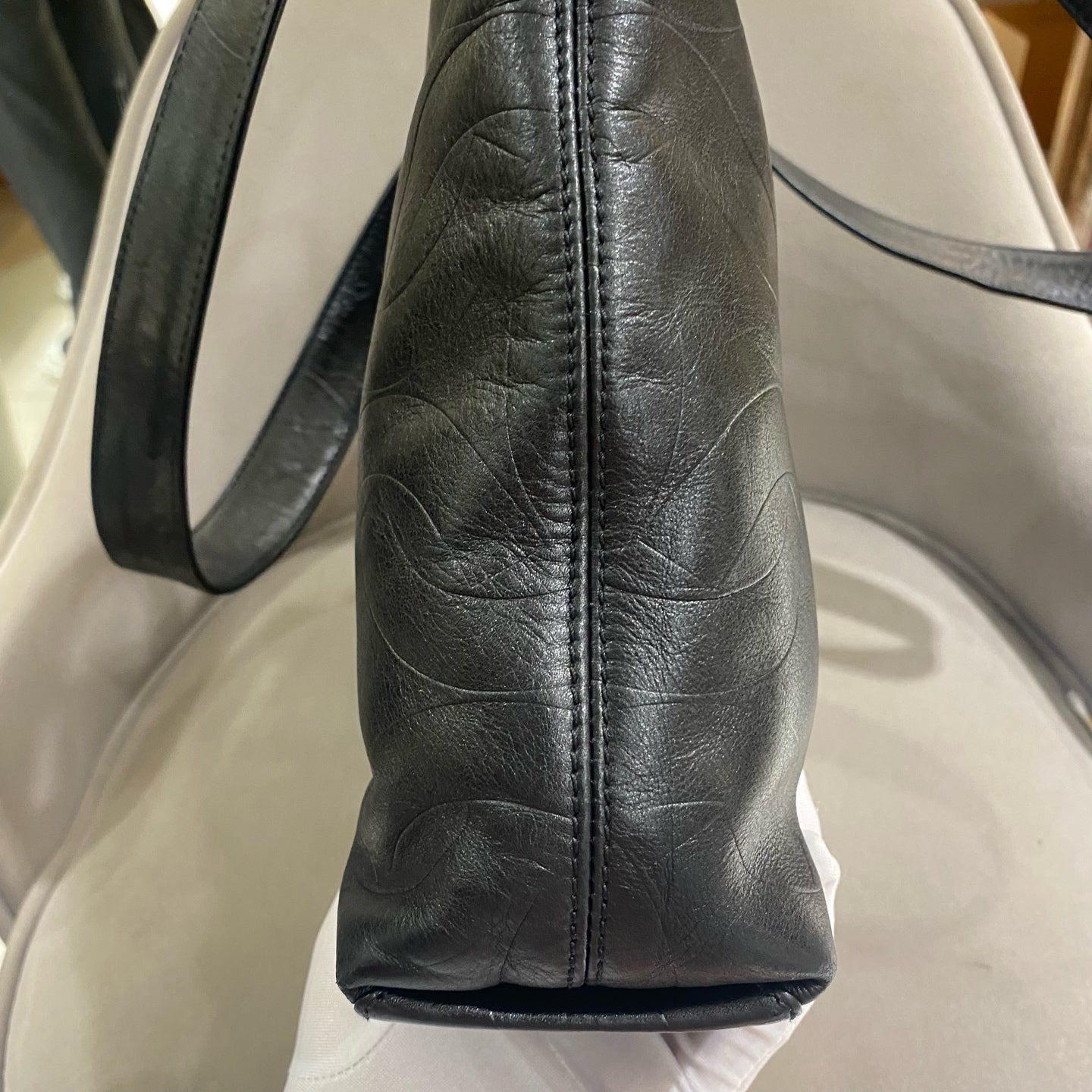 Chanel - Vintage Embossed CC Tote - Lambskin leather - Black - (Medium)