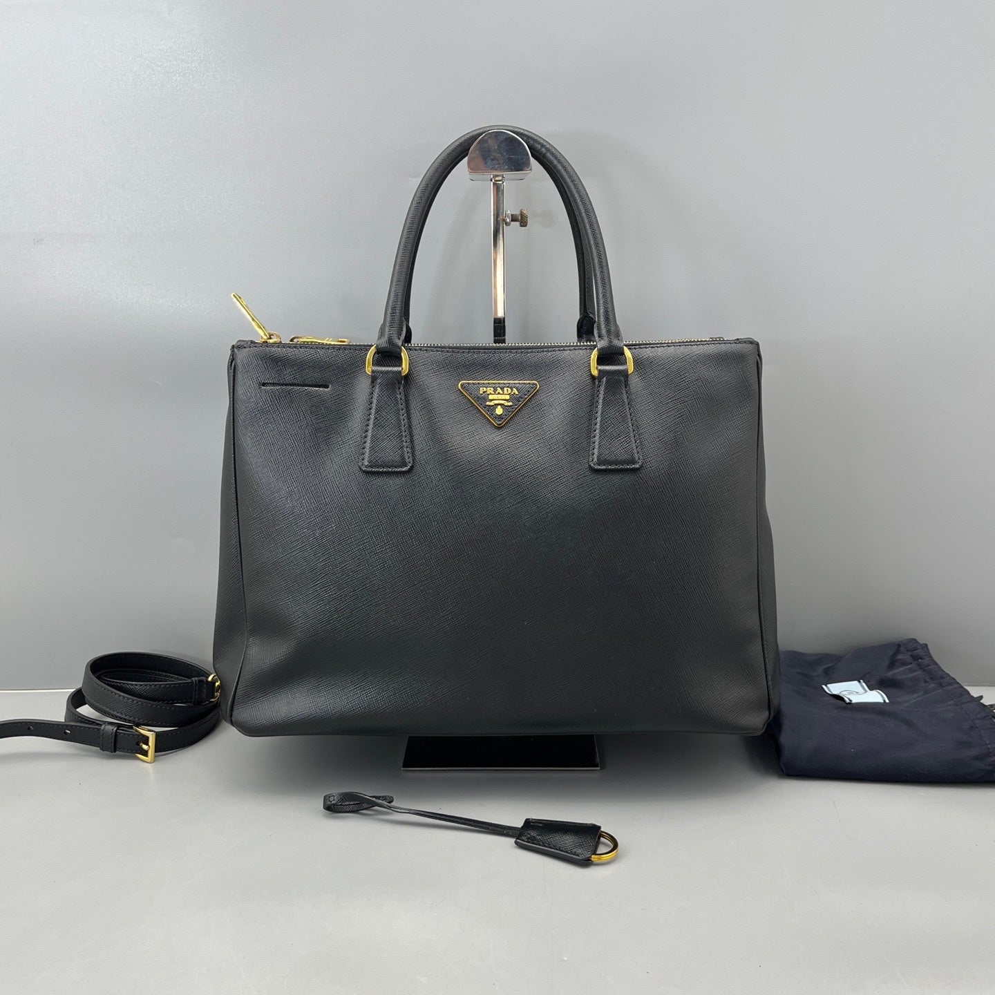 Prada - Saffiano Lux Tote - Saffiano leather - Black - (medium)