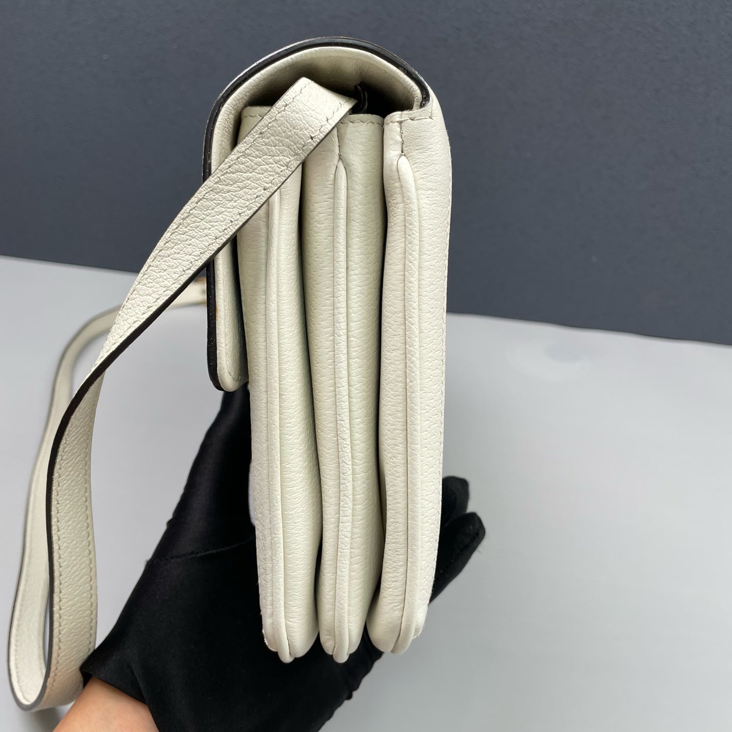 Gucci - Queen Margaret Bee Messenger Bag - GG Supreme coated canvas with grained leather trim - Beige and White with Red/Green Web Stripe - (medium)
