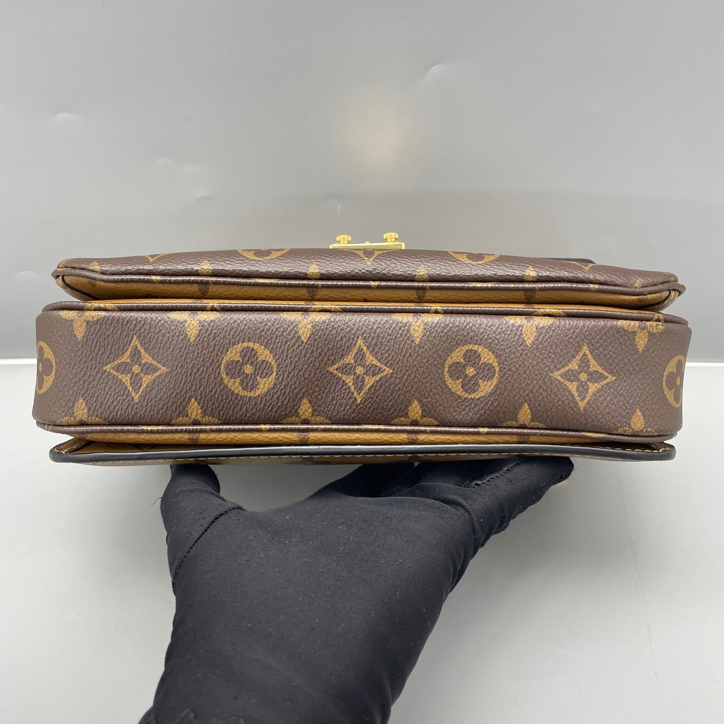 Louis Vuitton - Pochette Metis Monogram Reverse - Monogram coated canvas with leather trim - Brown and Beige - (Medium)