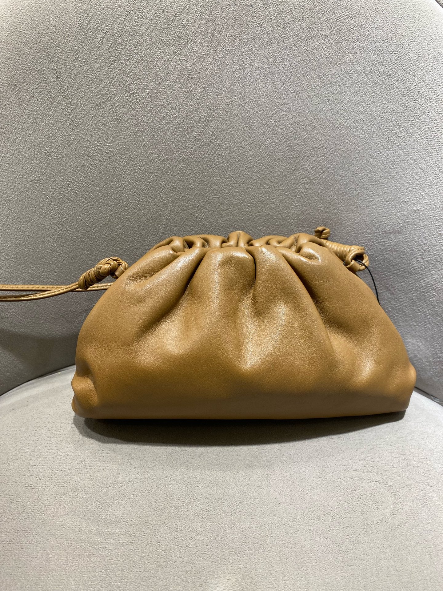 Bottega Veneta - The Pouch Mini - Lambskin leather - Caramel - (mini)