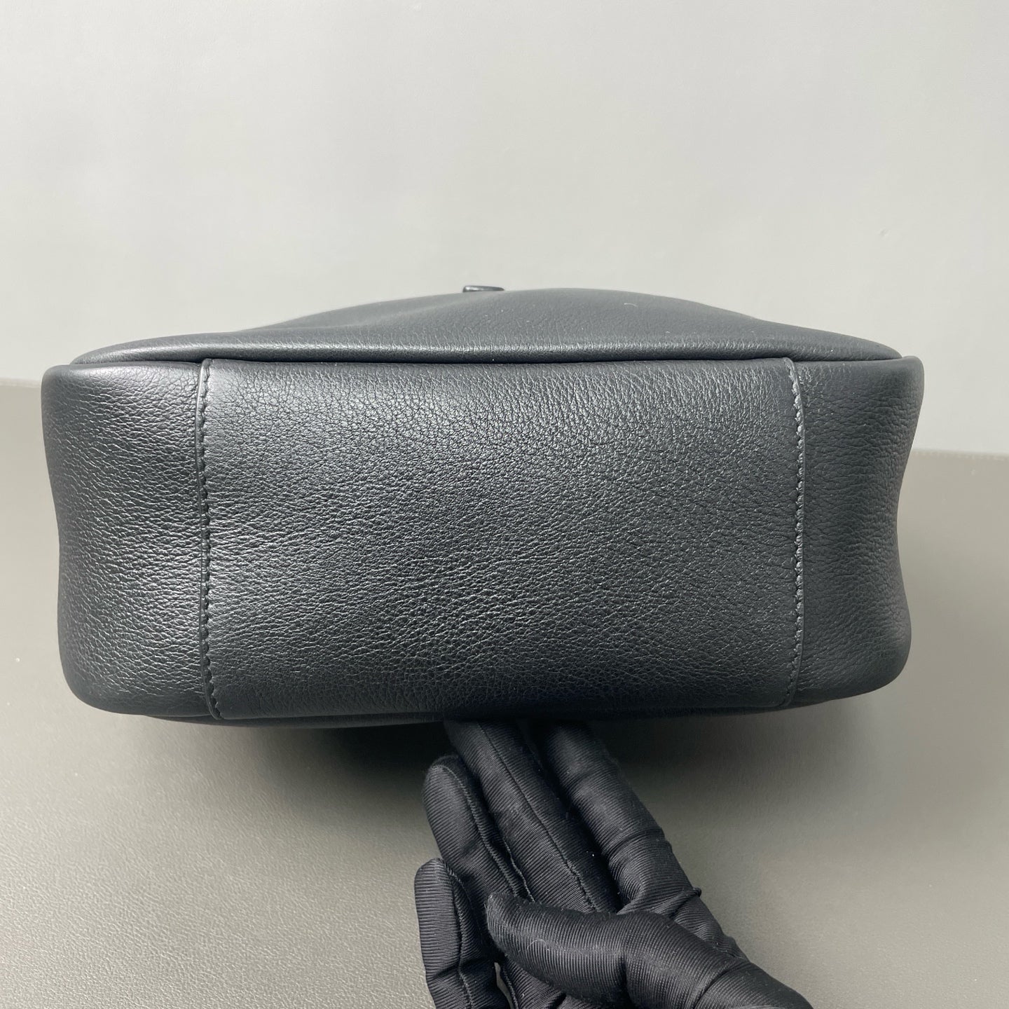 Saint Laurent - LE5A7 - Grained cowhide leather - Black - (Small)