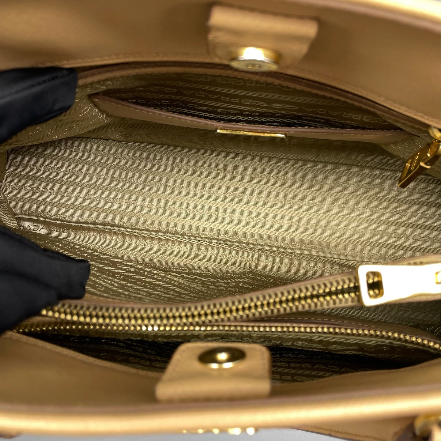 Prada - Saffiano Lux Dome Handbag - Saffiano leather - Beige - (medium)