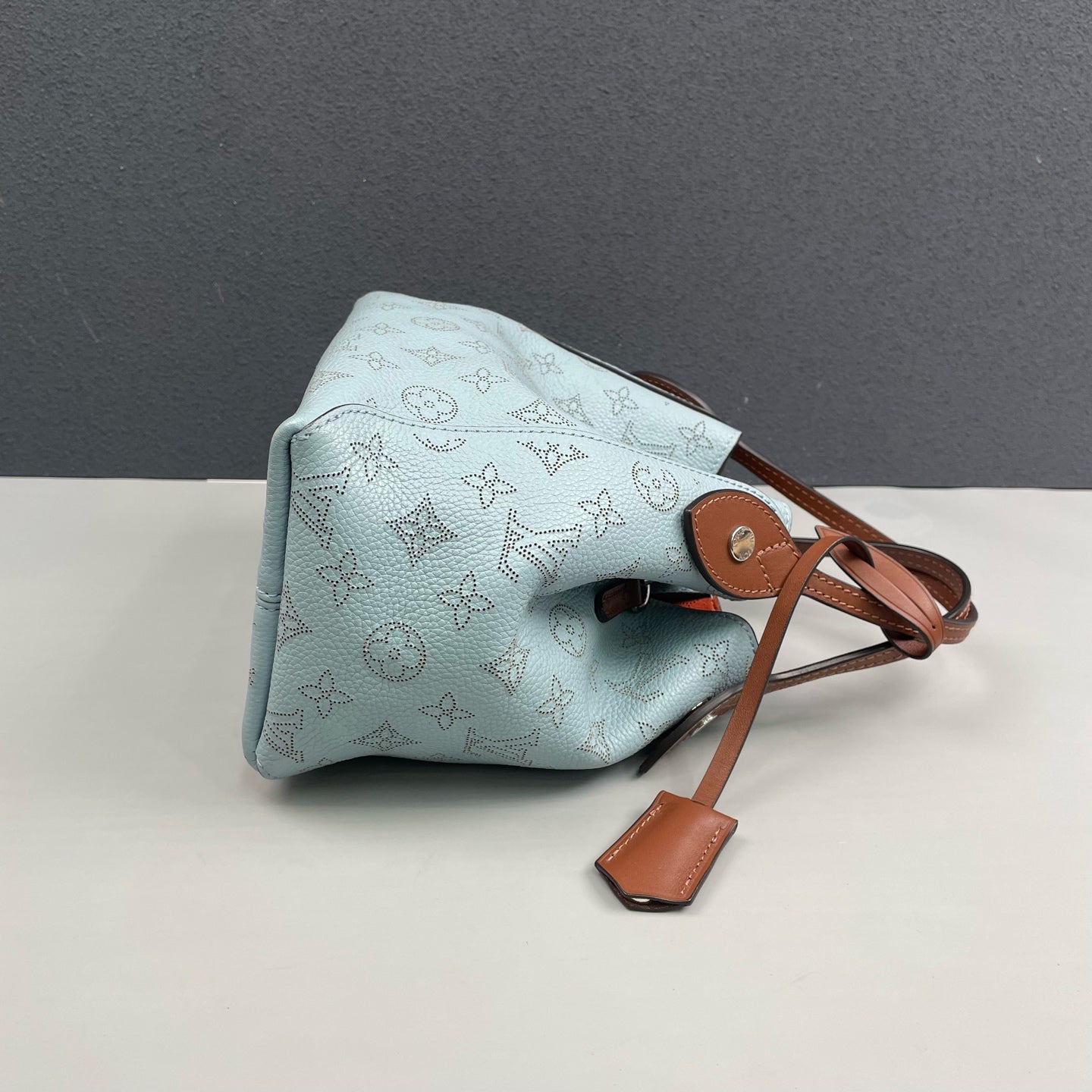 Louis Vuitton - Hina PM Bucket Bag - Perforated Mahina leather with natural leather trim - Blue - (small)