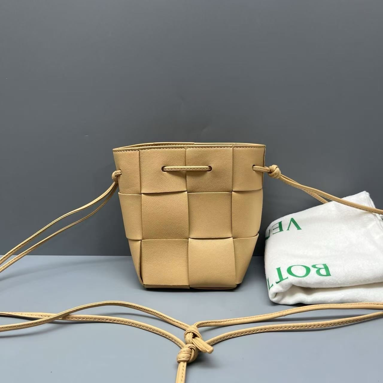 Bottega Veneta - Cassette Mini Bucket Bag - Leather - Beige - (mini)