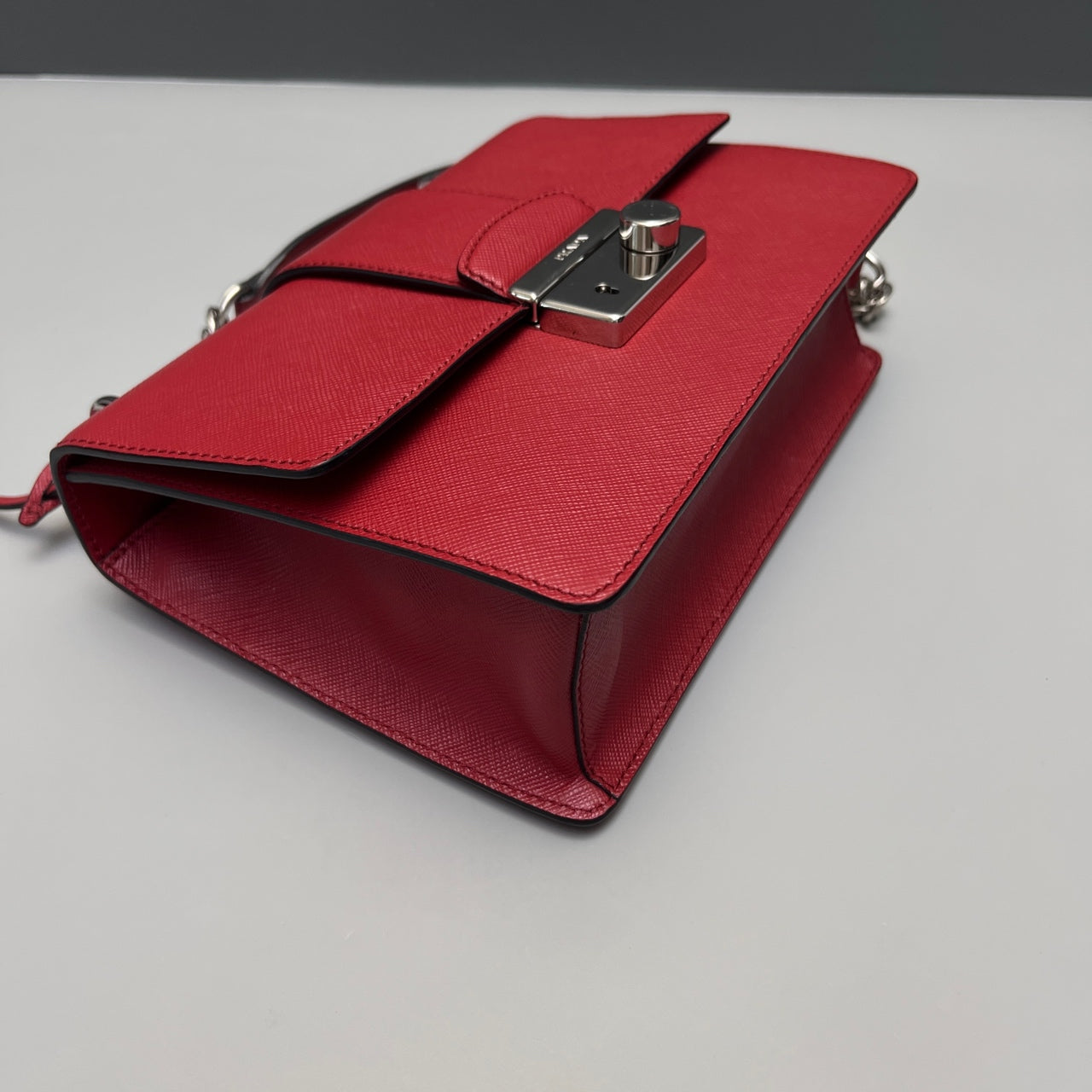 Prada - Chain Flap Bag - Saffiano leather - Red - (Medium)