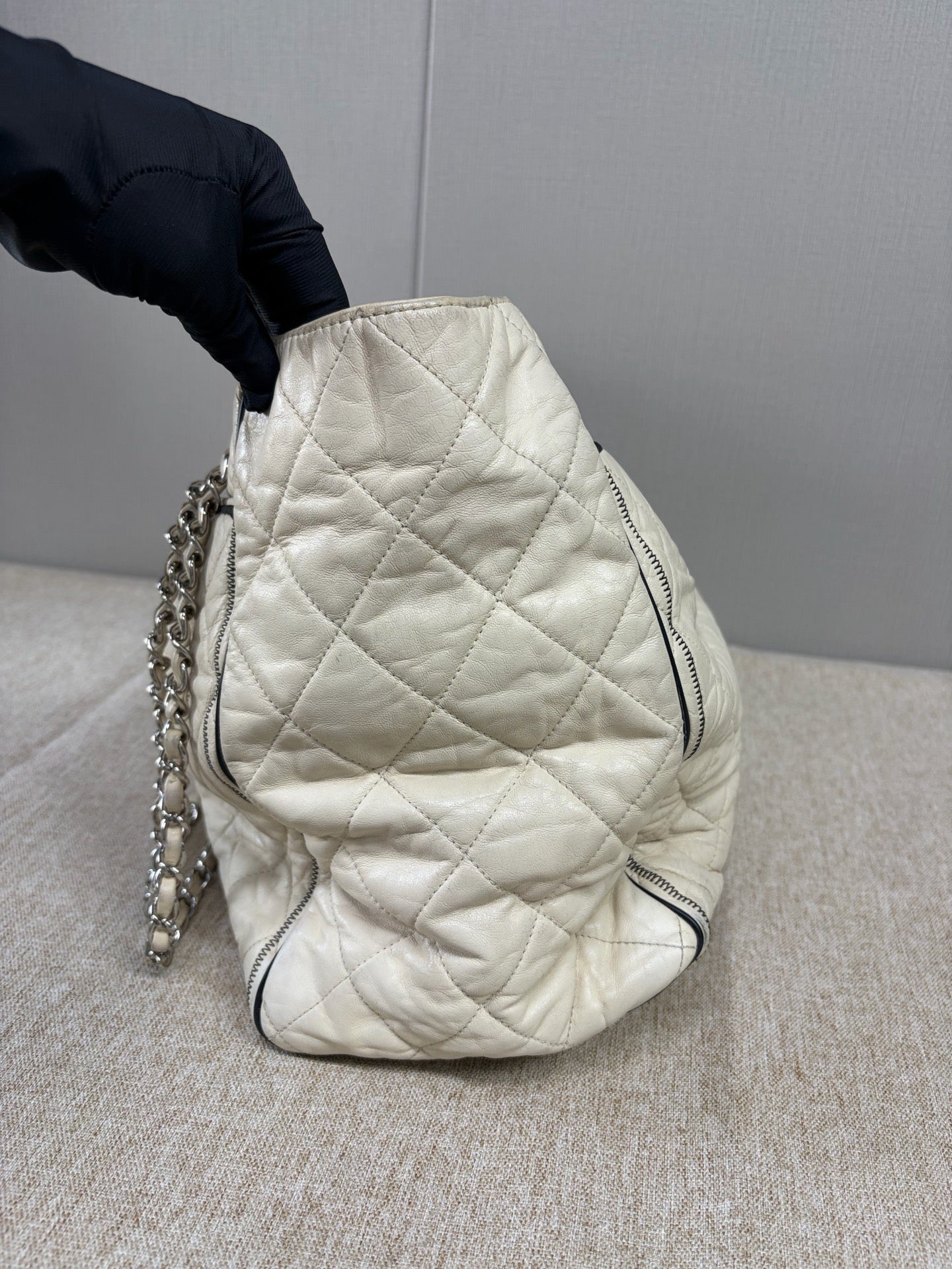 Chanel - 2.55 Airport Bag - Distressed lambskin leather - Beige - (extra-large)
