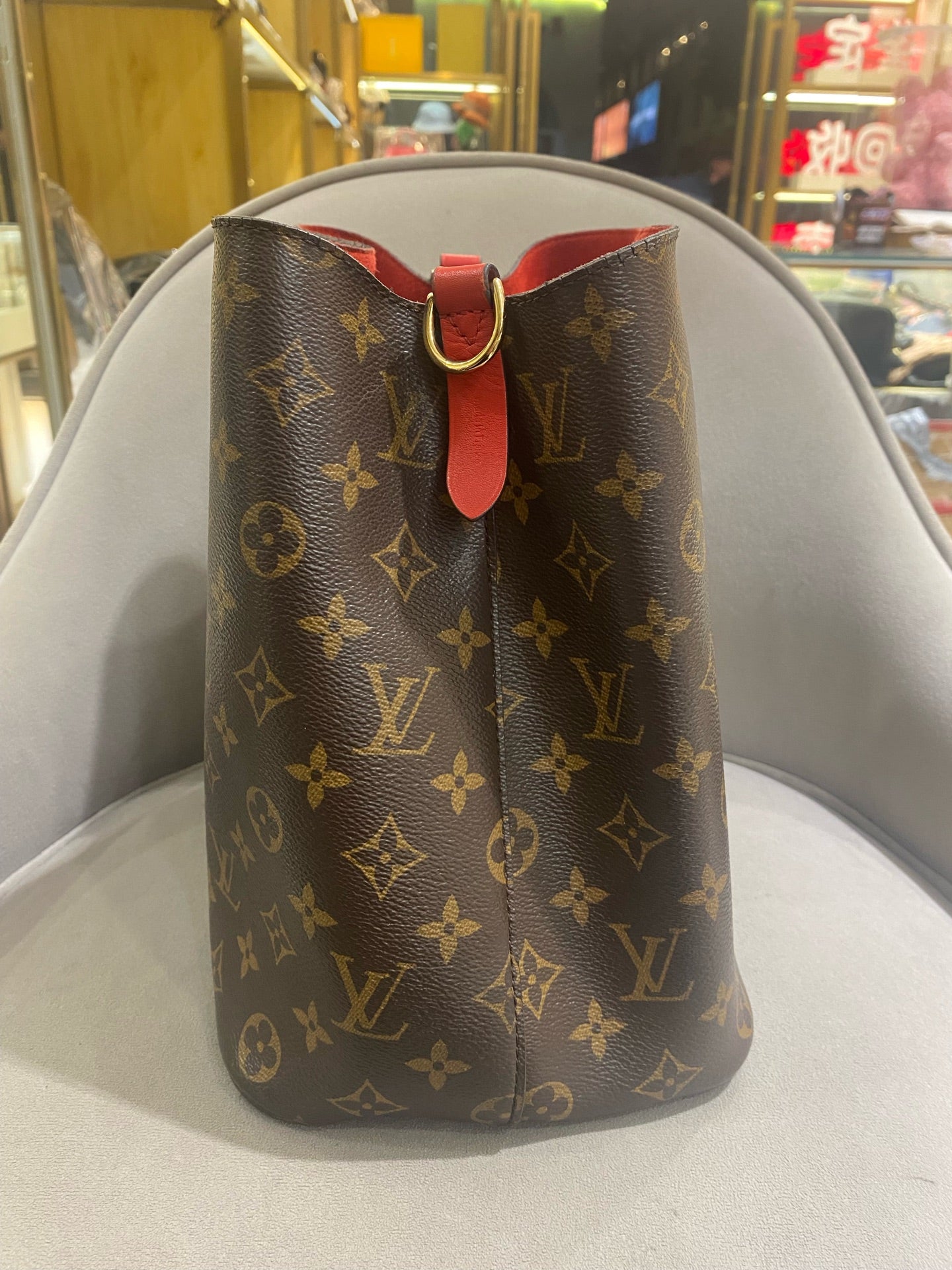 Louis Vuitton - Neonoe MM - Monogram coated canvas with cowhide leather trim - Brown with Red accents - (Medium)