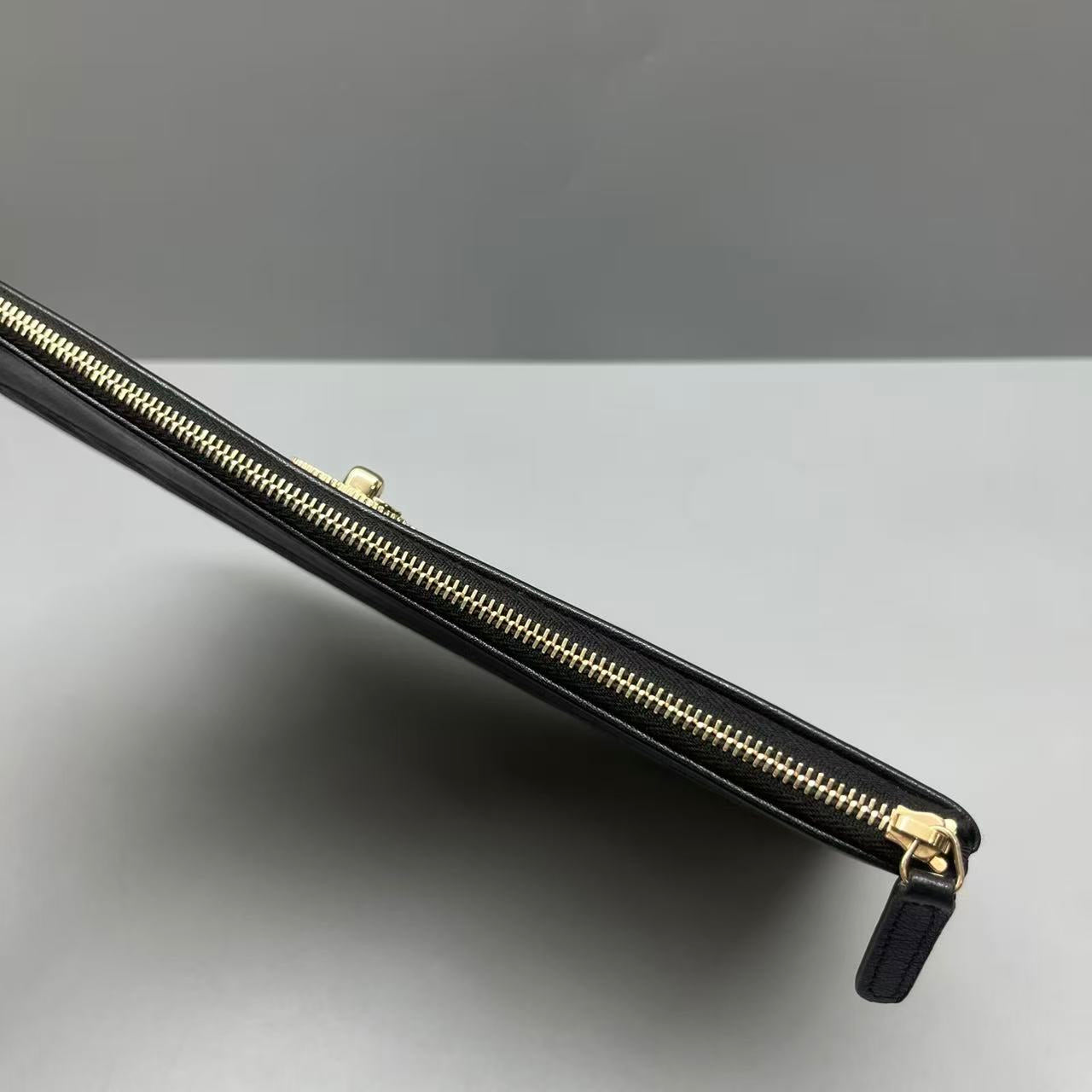 Chanel - V-Quilted Envelope Clutch - Caviar leather - Black - (medium)