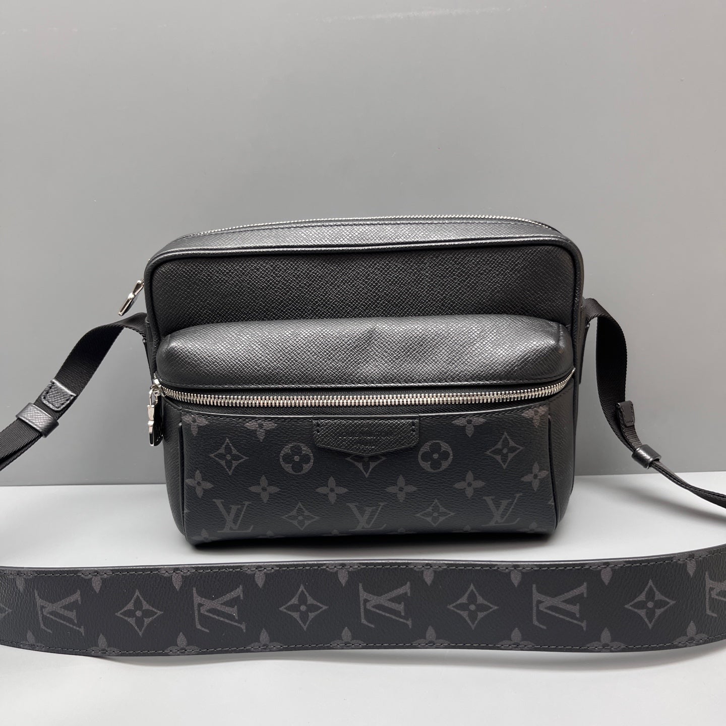 Louis Vuitton - Outdoor Messenger Bag - Monogram Eclipse coated canvas with leather trim - Black - (Medium)