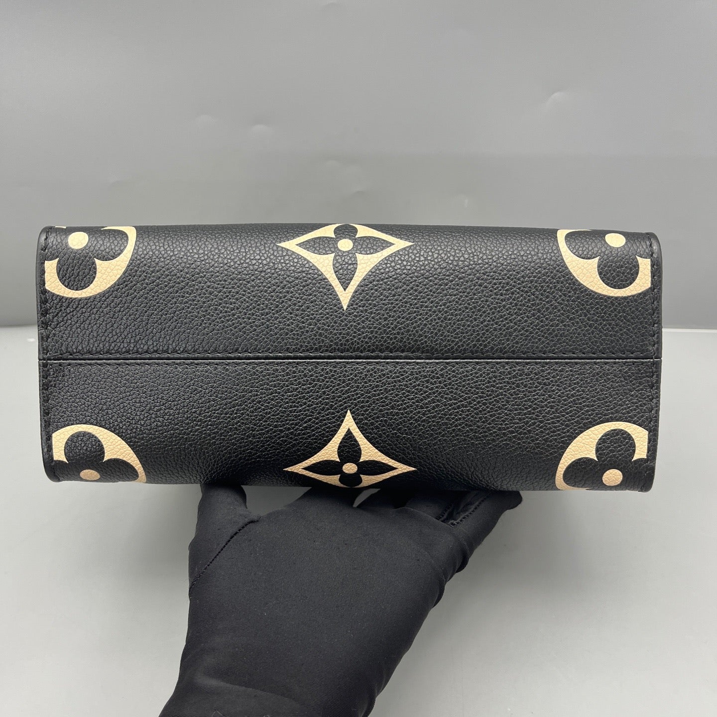 Louis Vuitton - Onthego Small - Leather - Black - (small)