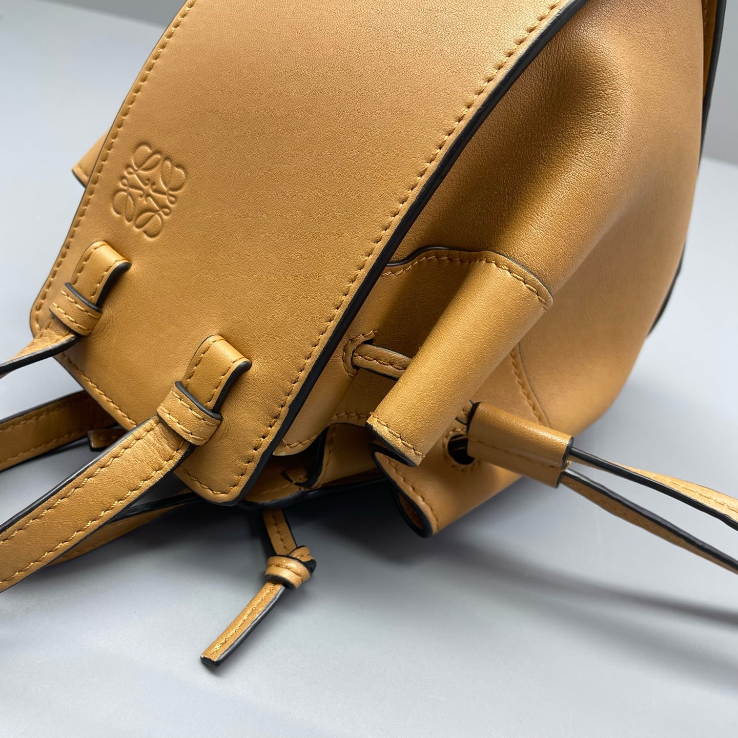 Loewe - Hammock Mini Bag - Calfskin leather - Caramel - (mini)