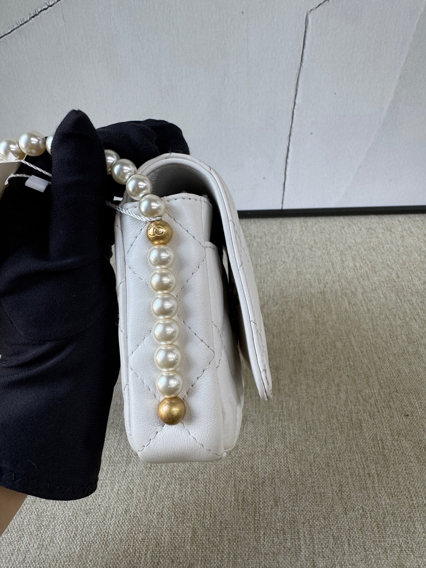 Chanel - WOC (Wallet on Chain) with Pearl Chain Strap - Lambskin leather - White - (mini)