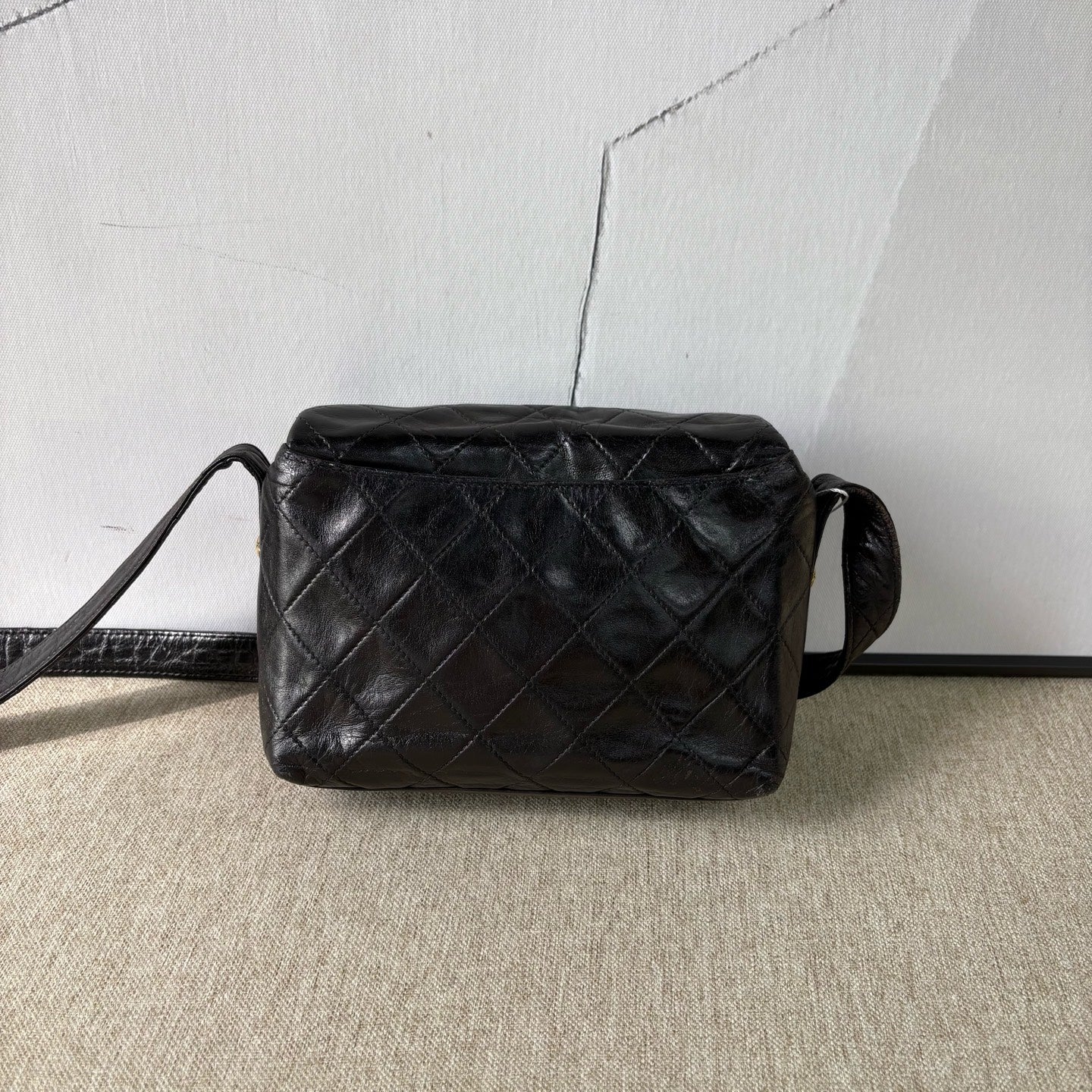 Chanel - Vintage Flap Messenger Bag - Lambskin leather - Black - (Medium)