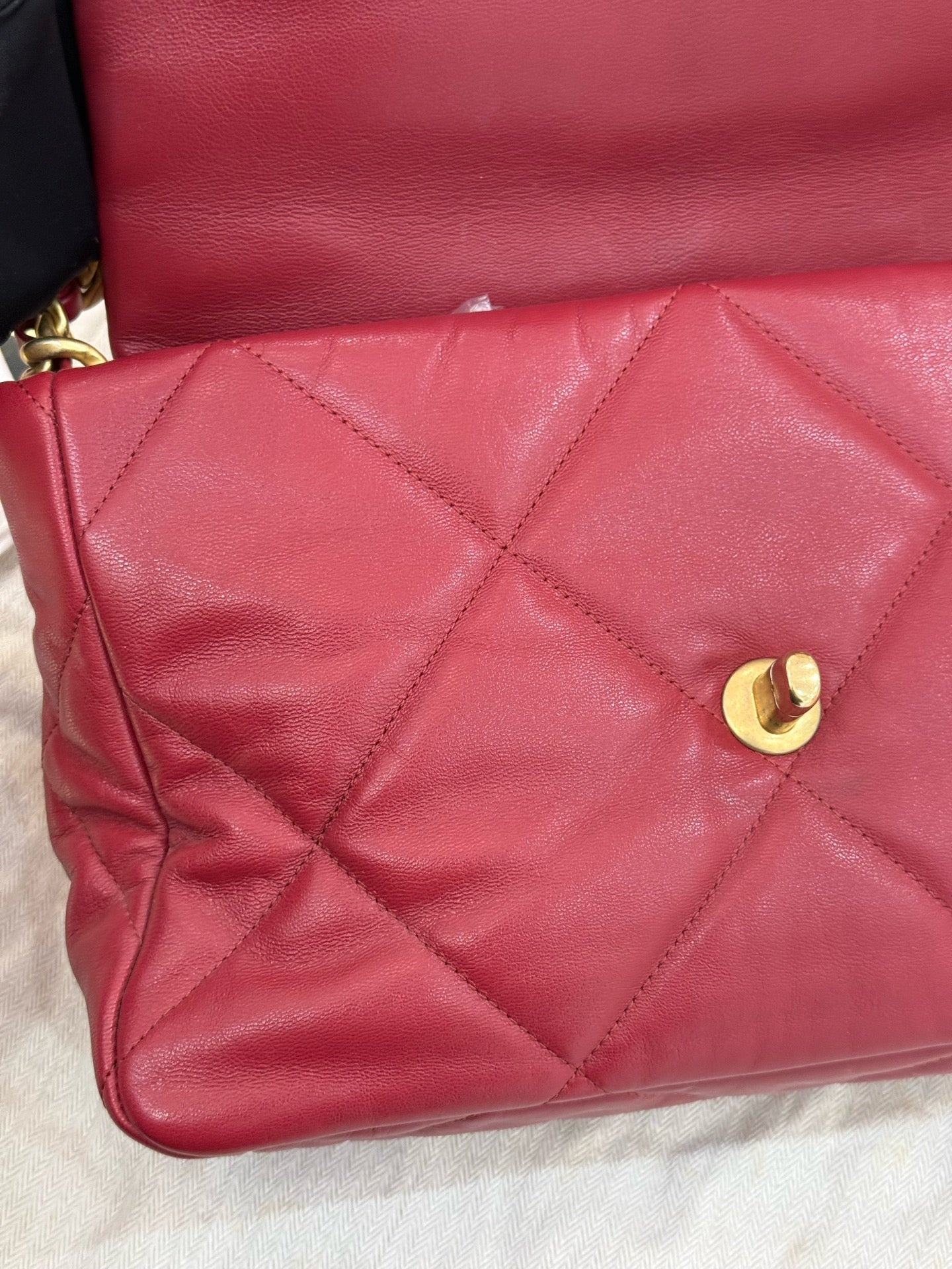 Chanel - Chanel 19 Flap Bag - Aged calfskin leather - Red - (medium)
