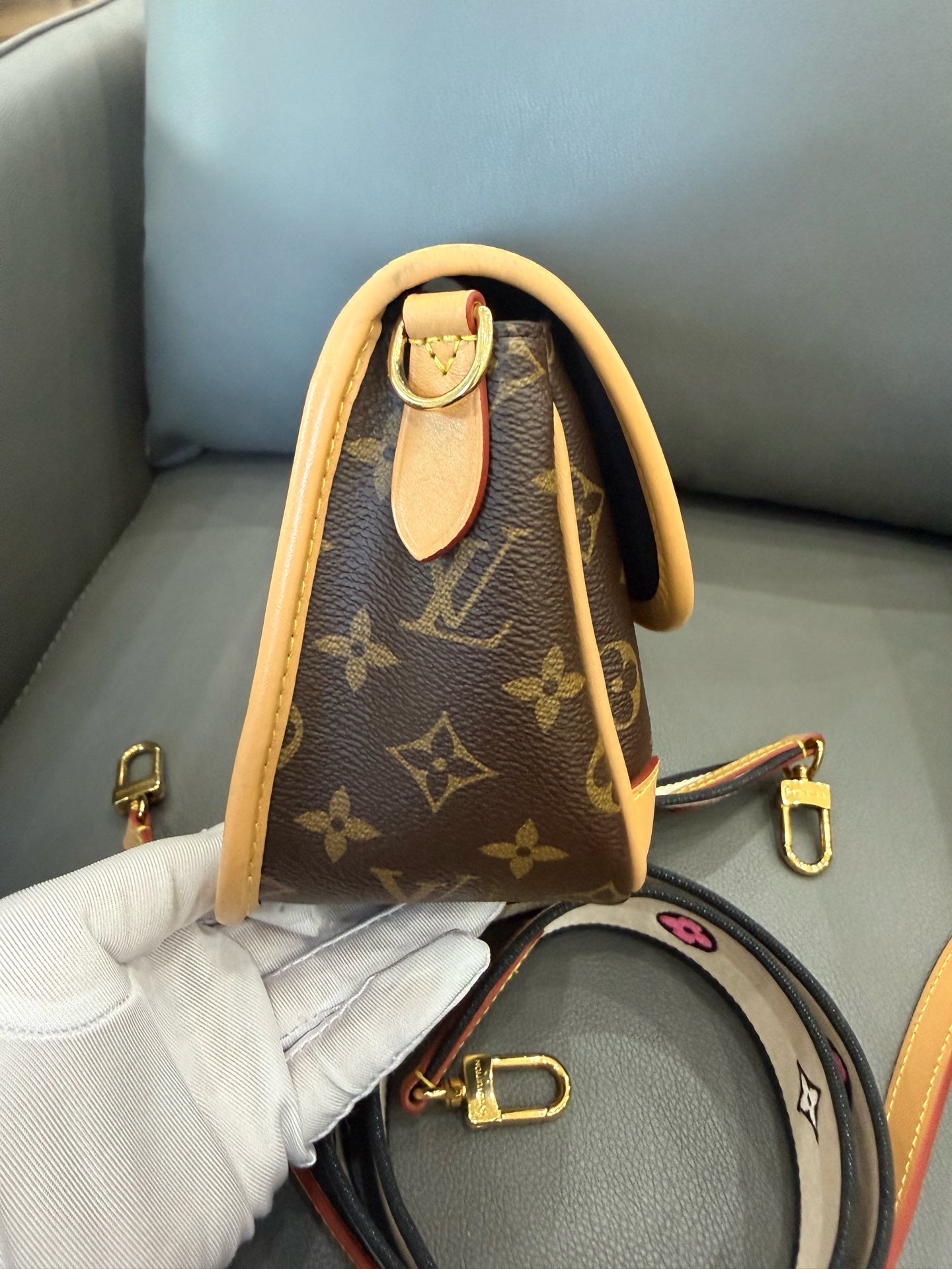 Louis Vuitton - Baguette Flap Bag - Monogram coated canvas with Vachetta leather trim - Brown - (small)