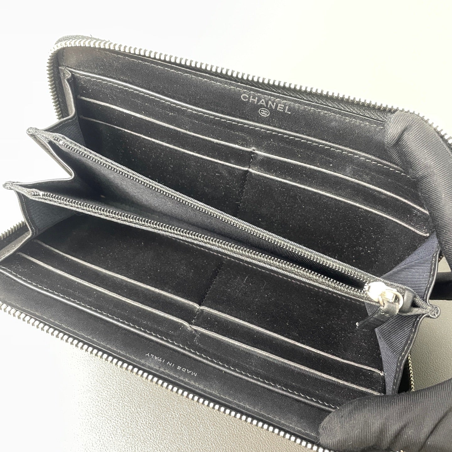 Chanel - Classic Quilted Zipped Wallet - Patent leather - Black - (medium)