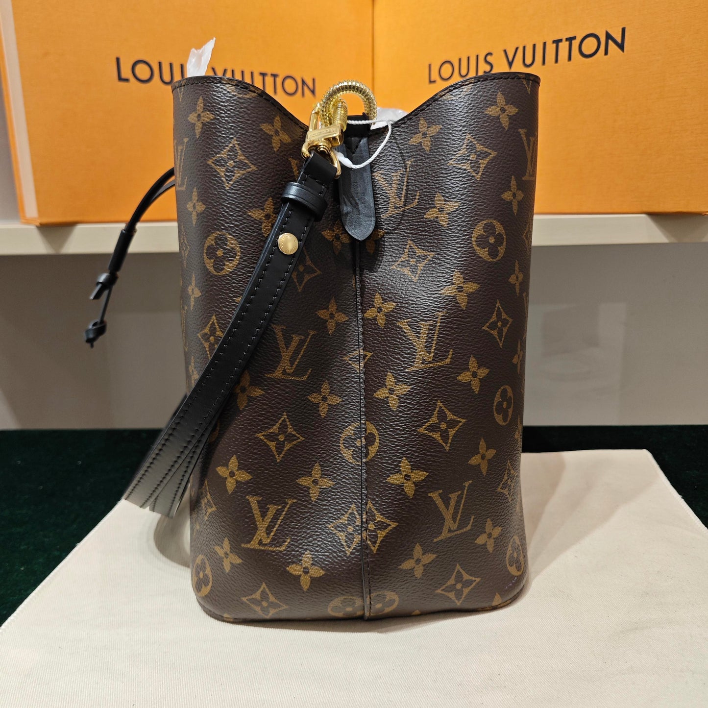 Louis Vuitton - NéoNoé MM - Monogram coated canvas with black cowhide leather trim - Brown and Black - (Medium)