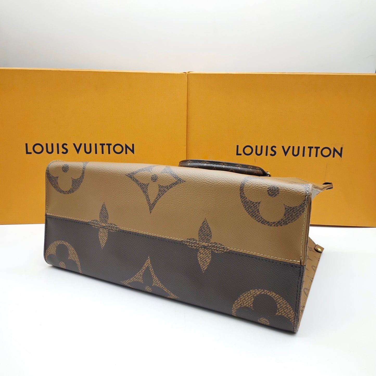 Louis Vuitton - OnTheGo MM - Monogram Giant and Reverse Monogram coated canvas with natural cowhide leather trim - Multicolour - (medium)