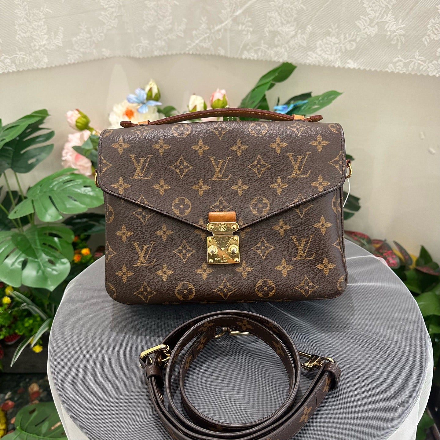 Louis Vuitton - Pochette Metis - Monogram coated canvas with natural cowhide leather trim - Brown - (Medium)