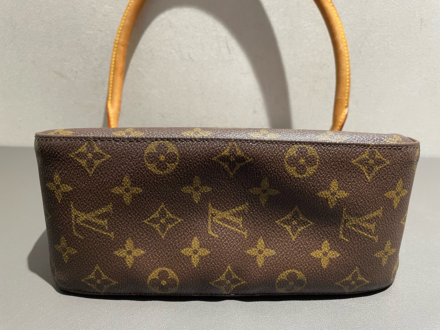 Louis Vuitton - Looping MM - Monogram coated canvas with natural cowhide leather (vachetta) trim - Brown - (Medium)