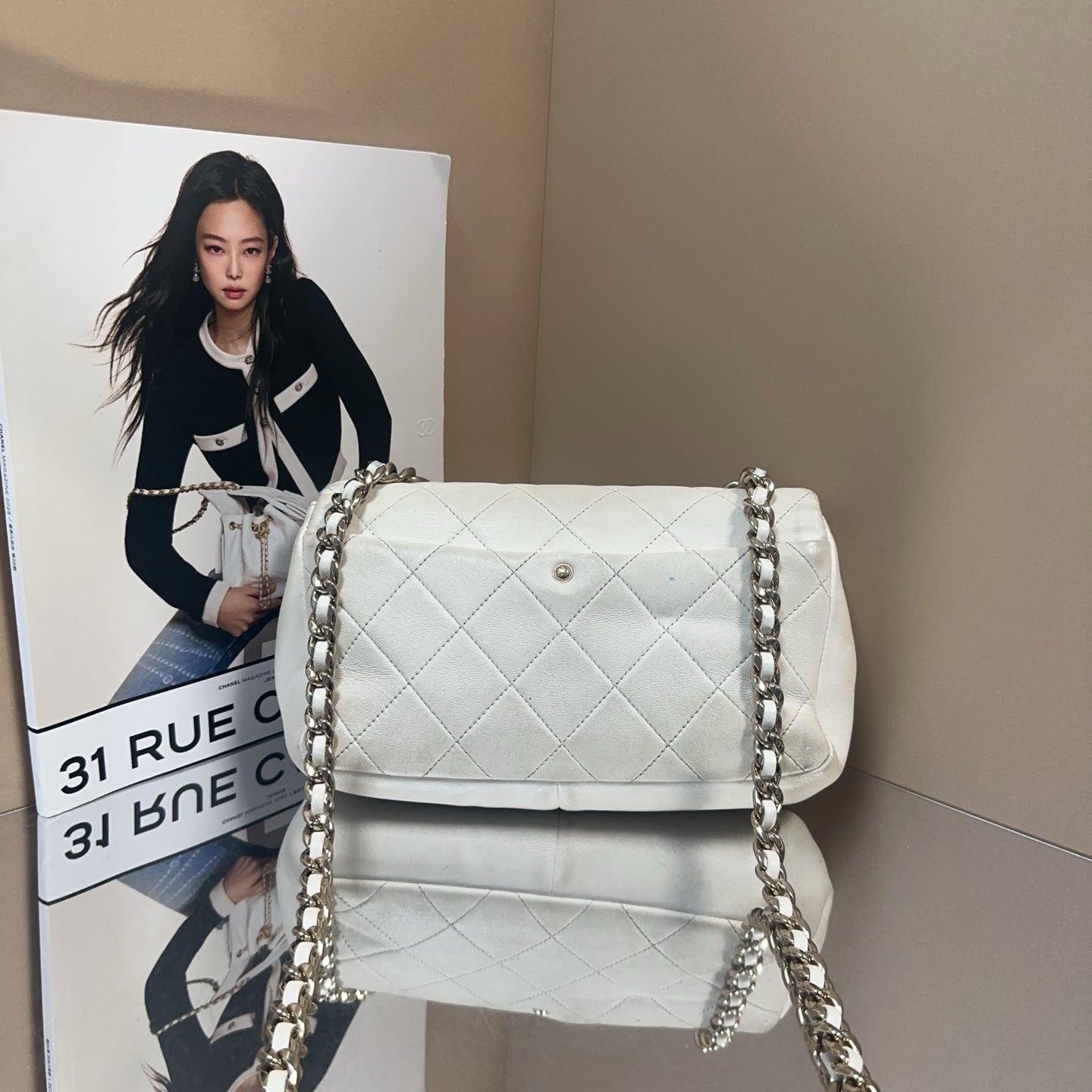 Chanel - Flap Bag with Chunky Enamel Chain - Lambskin leather - White with Gold-Tone Hardware and White Enamel - (small)