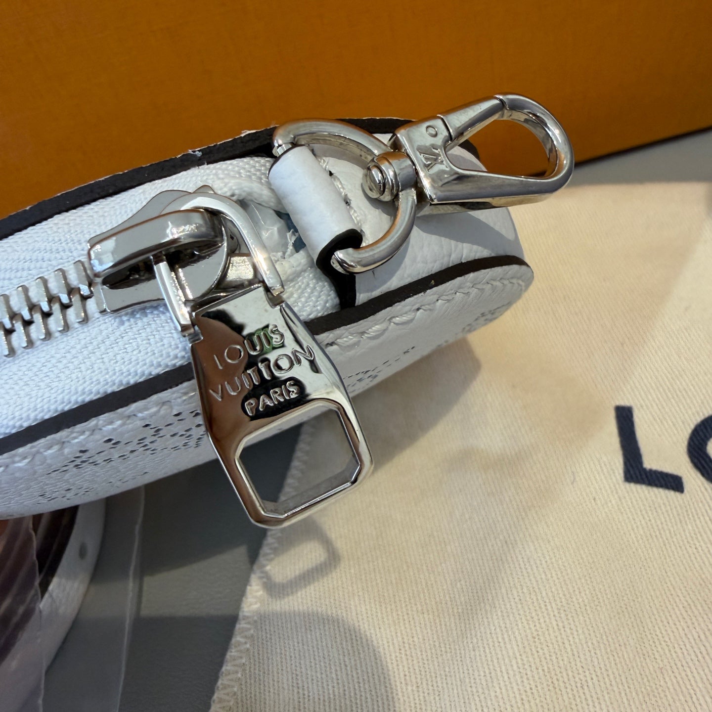 Louis Vuitton - Bella Bucket Bag - Perforated Mahina leather - Gradient White to Blue - (medium)