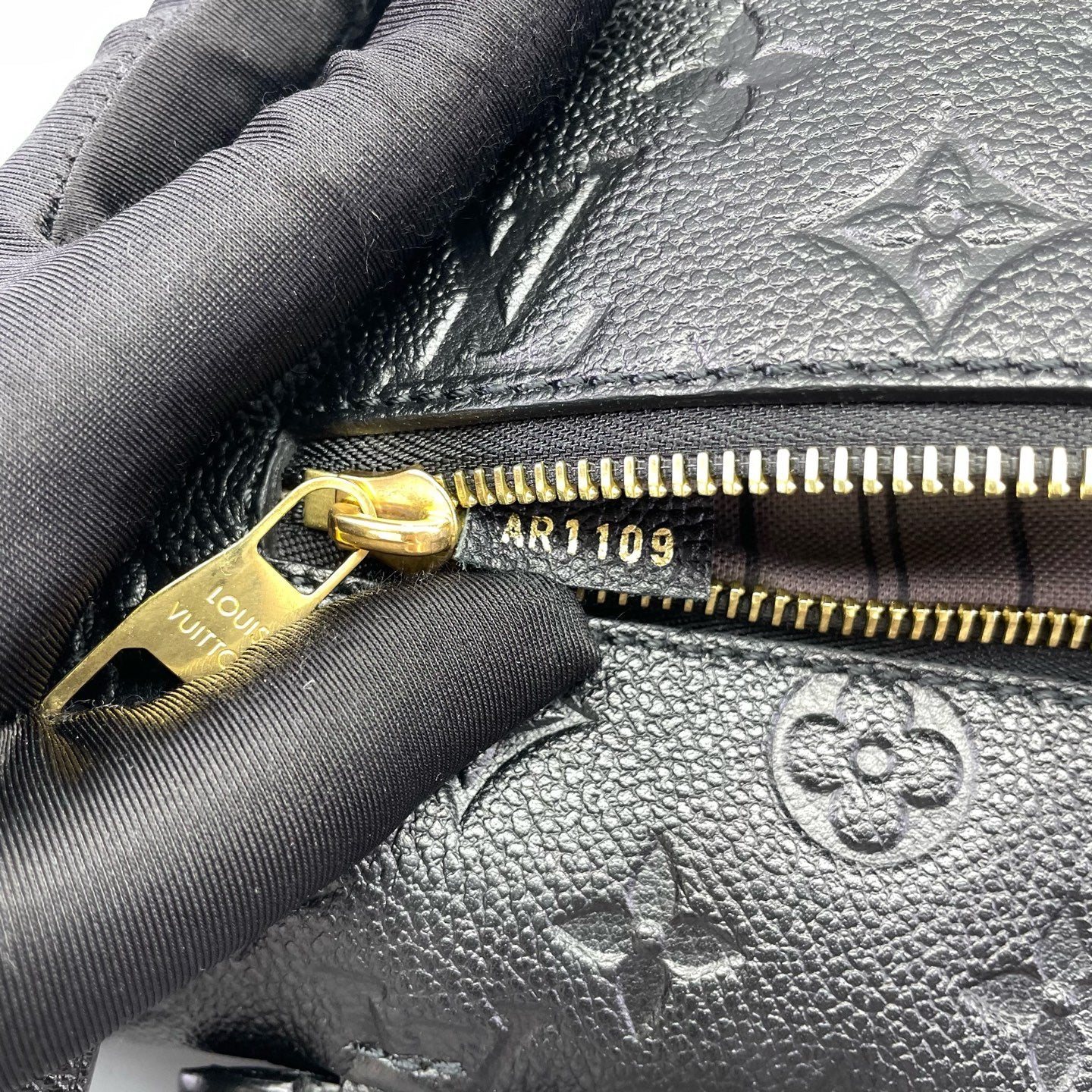Louis Vuitton - Pochette Metis - Monogram Empreinte leather - Black - (small)