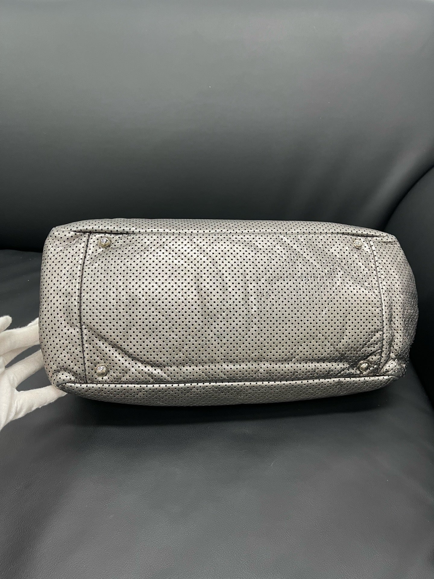 Chanel - 2.55 Reissue Perforated Flap Bag - Cowhide leather - Silver - (medium)
