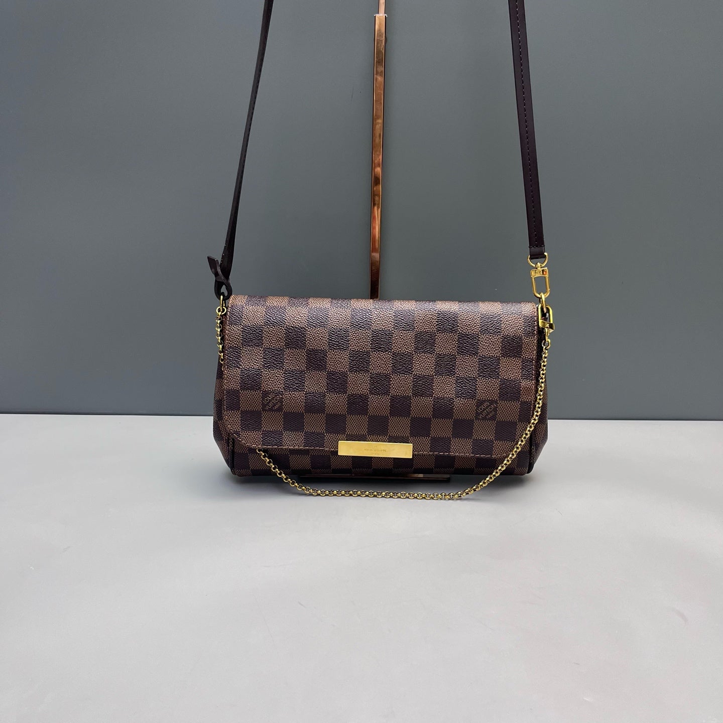 Louis Vuitton - Favorite - Damier Ebene coated canvas with cowhide leather trim and fabric lining - Brown - (small)