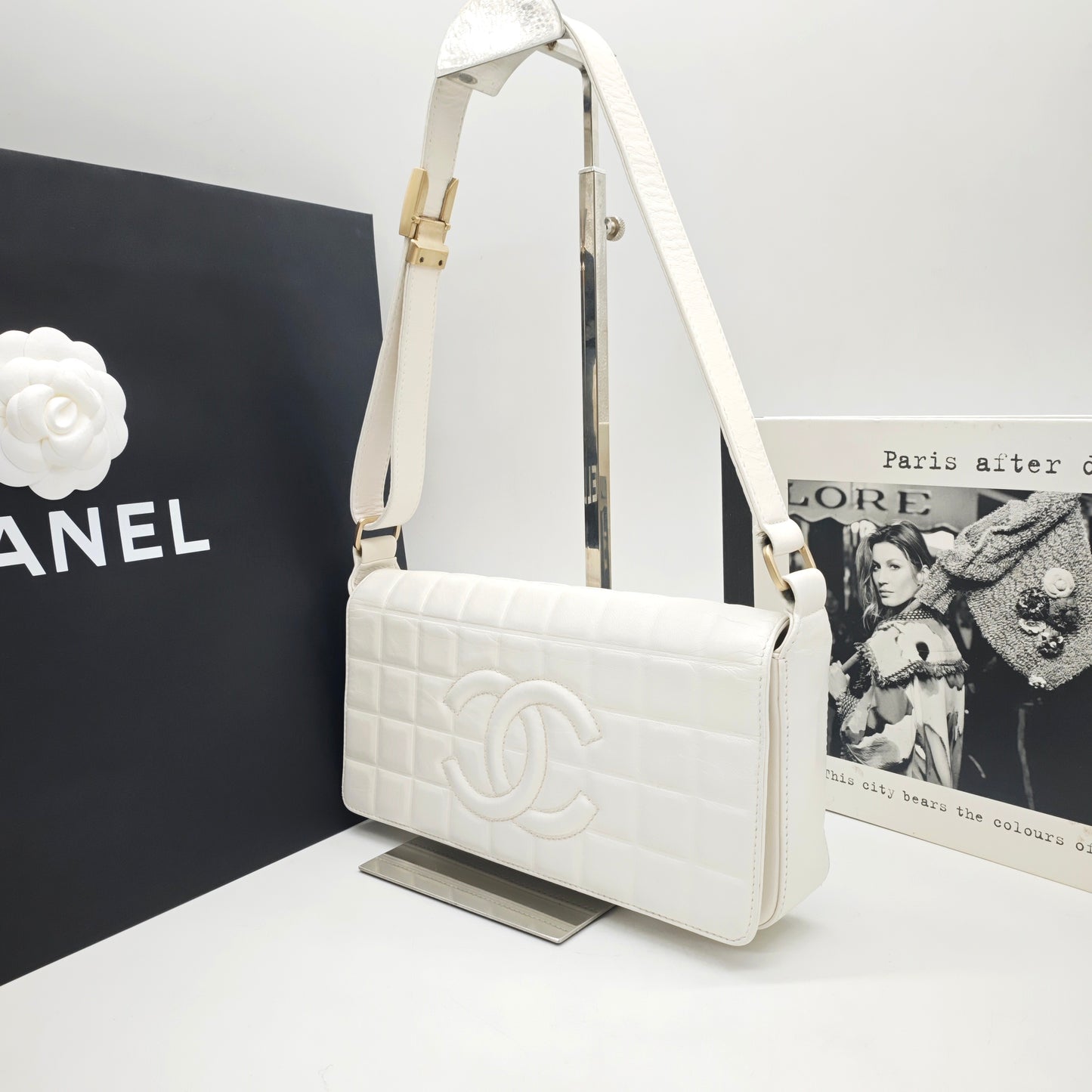 Chanel - Chocolate Bar Shoulder Bag with Large CC Logo - Leather - Beige - (small)