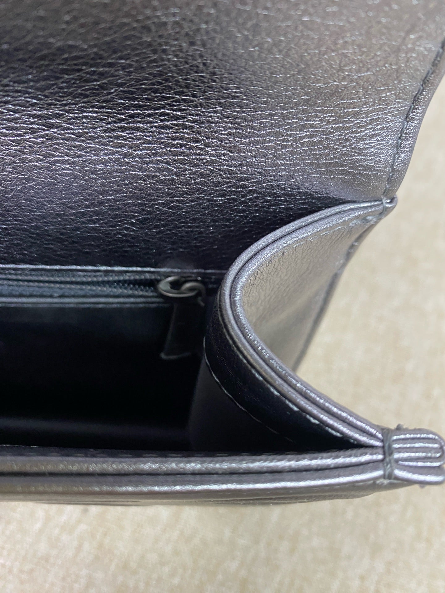 Chanel - Embossed Coco Circle Flap Bag - Cowhide leather - Silver - (small)