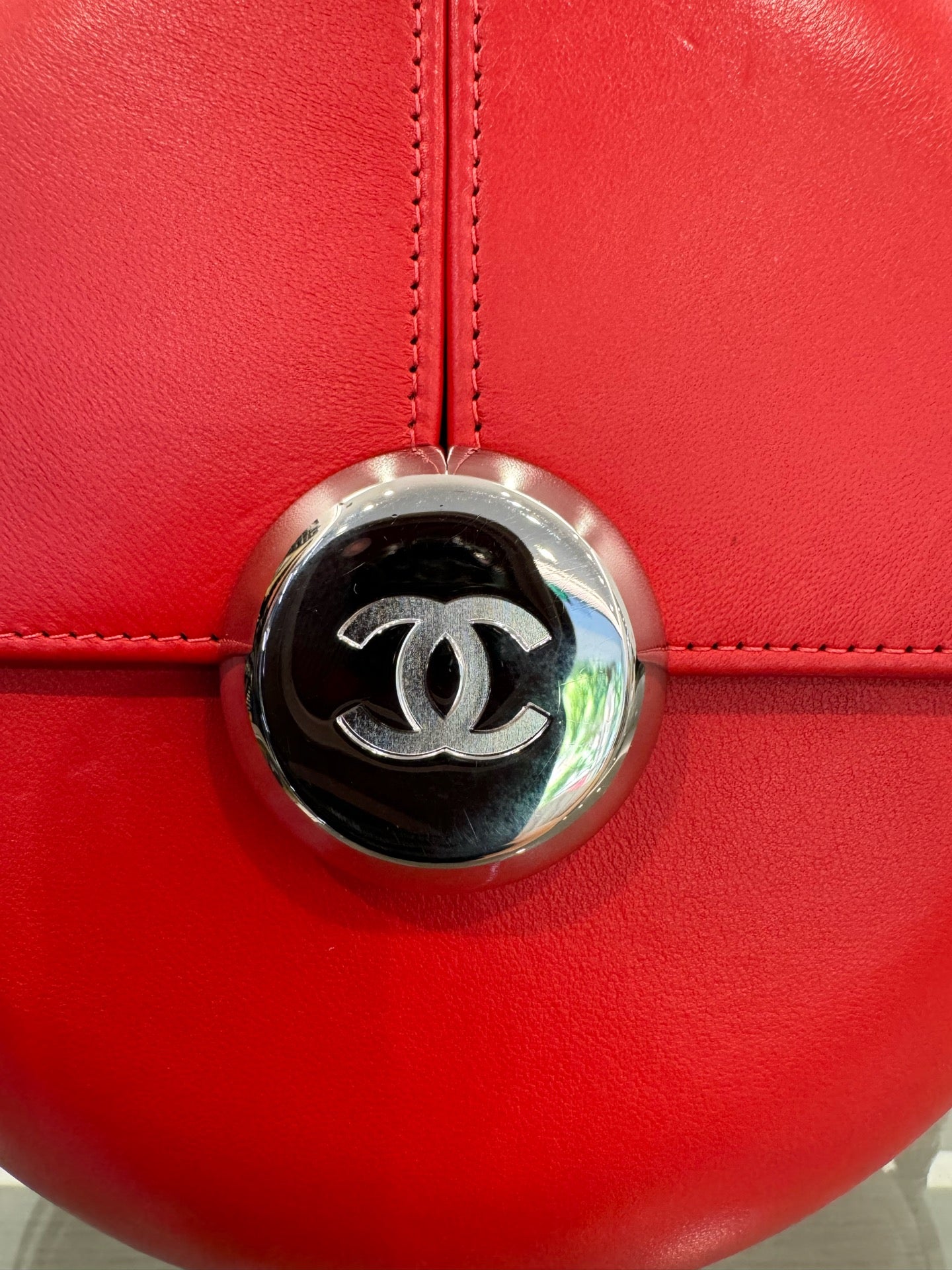Chanel - Limited Edition Round Minaudiere with Chain - Leather - Red - (mini)