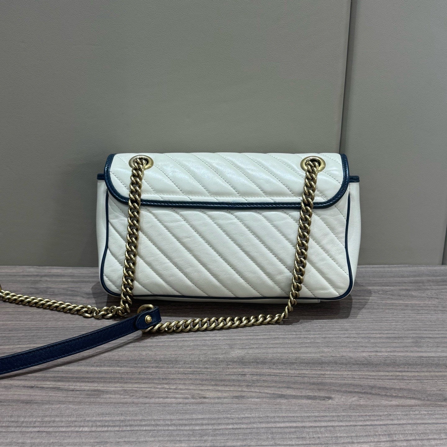 Gucci - GG Marmont Matelassé Shoulder Bag 26 - Leather - White with Navy Trim - (Medium)